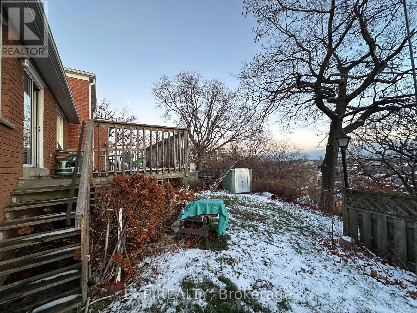 27 Venn Crescent, Toronto, Ontario  M6M 1S5 - Photo 11 - W12643092