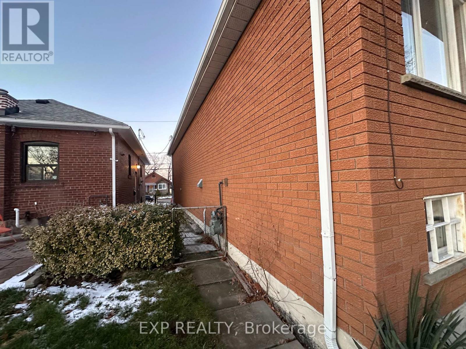 27 Venn Crescent, Toronto, Ontario  M6M 1S5 - Photo 2 - W12643092