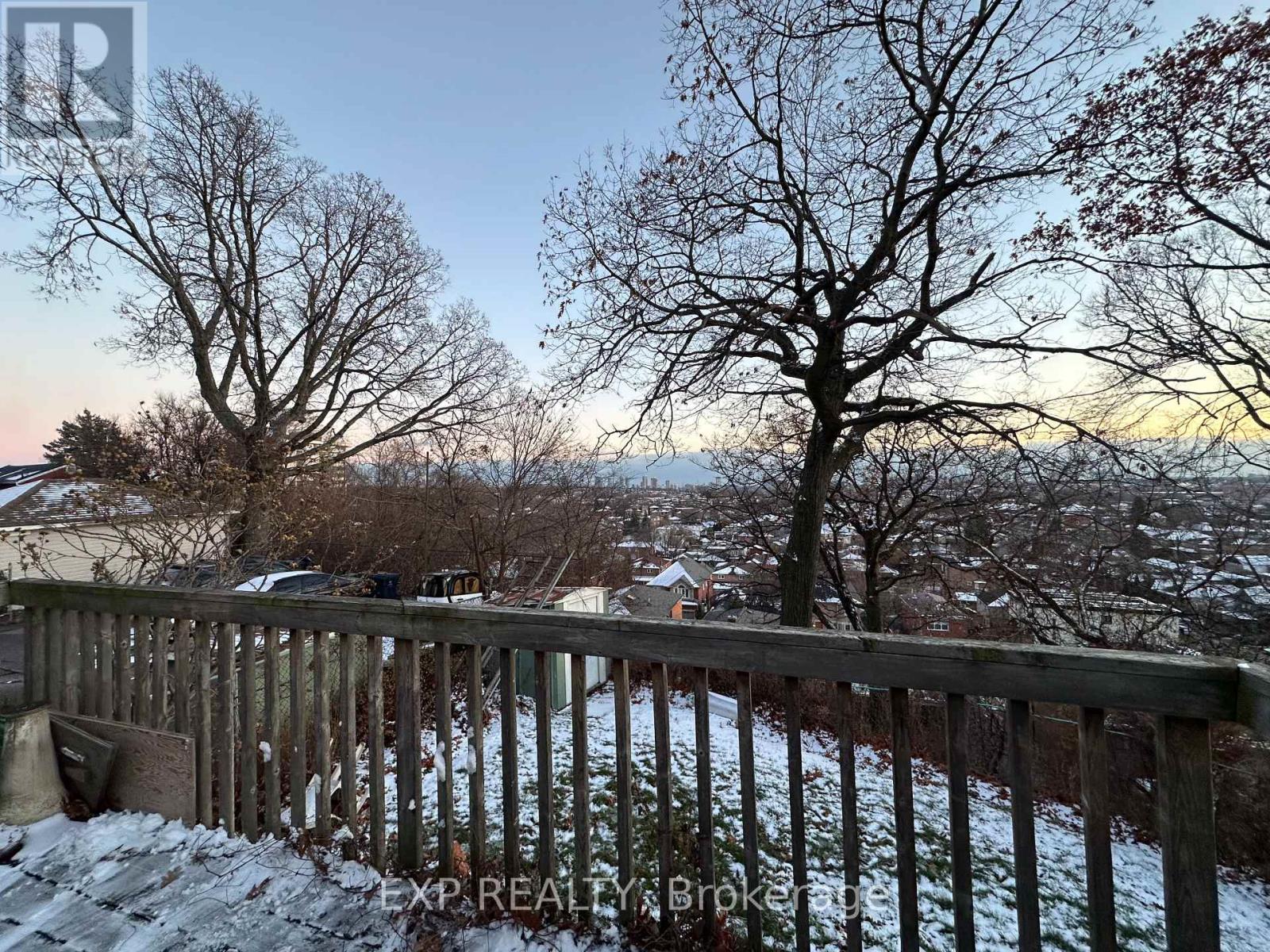 27 Venn Crescent, Toronto, Ontario  M6M 1S5 - Photo 3 - W12643092