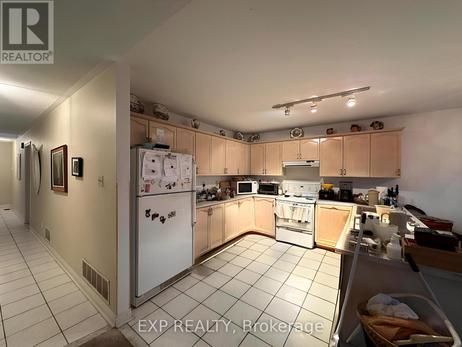 27 Venn Crescent, Toronto, Ontario  M6M 1S5 - Photo 5 - W12643092