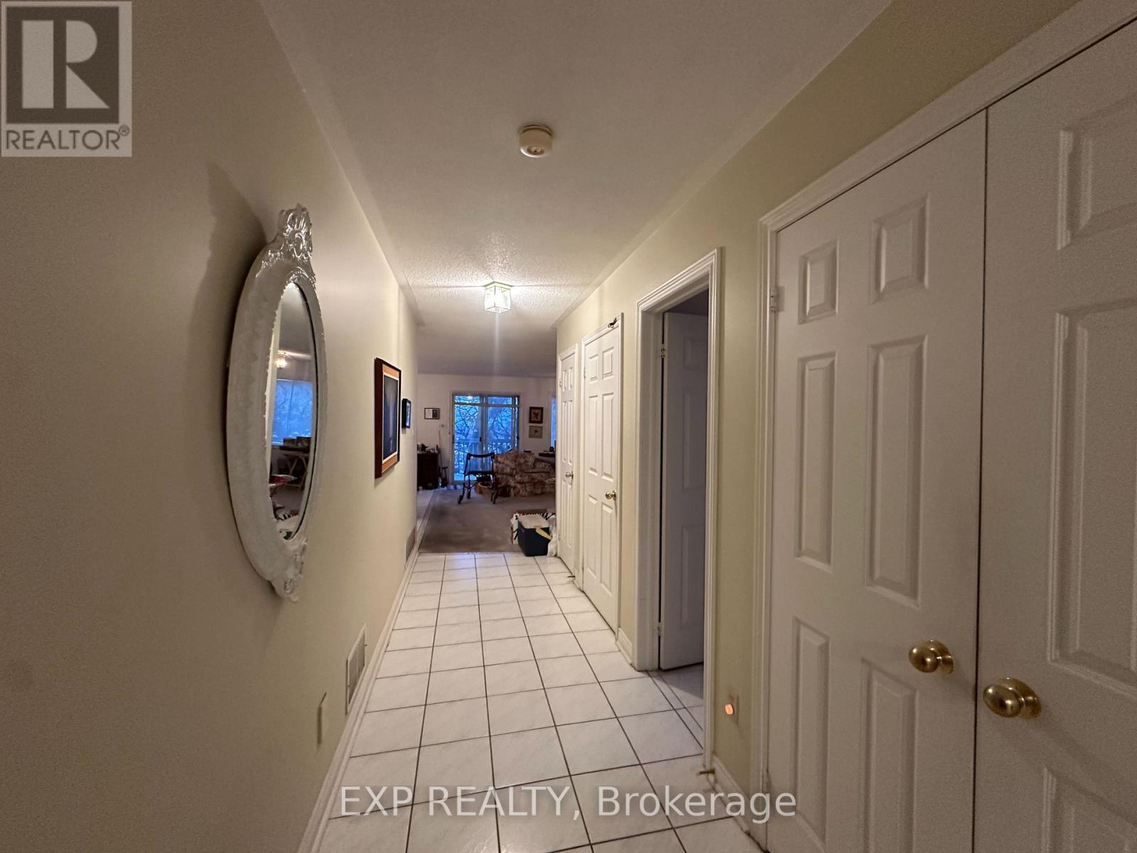27 Venn Crescent, Toronto, Ontario  M6M 1S5 - Photo 6 - W12643092