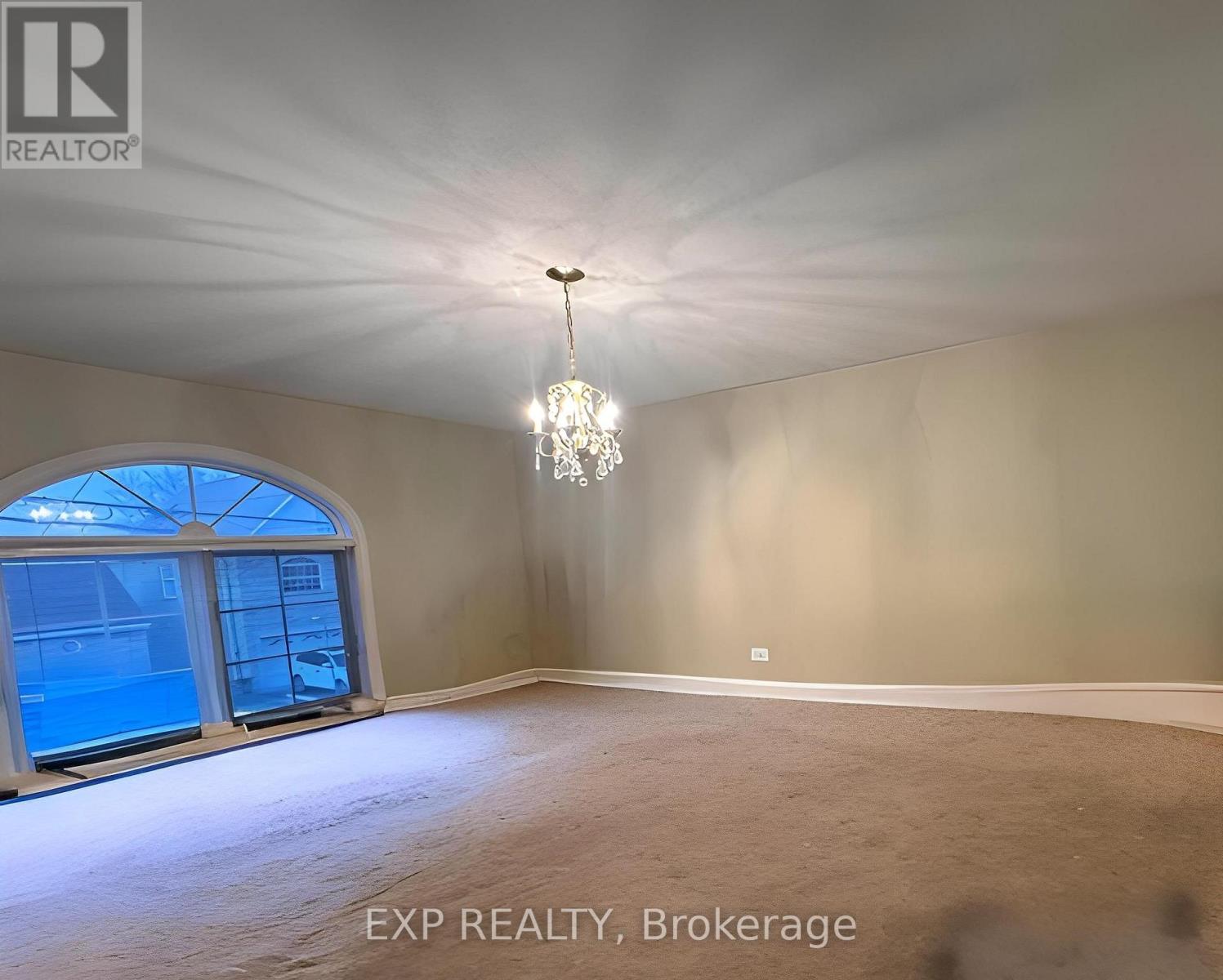 27 Venn Crescent, Toronto, Ontario  M6M 1S5 - Photo 7 - W12643092