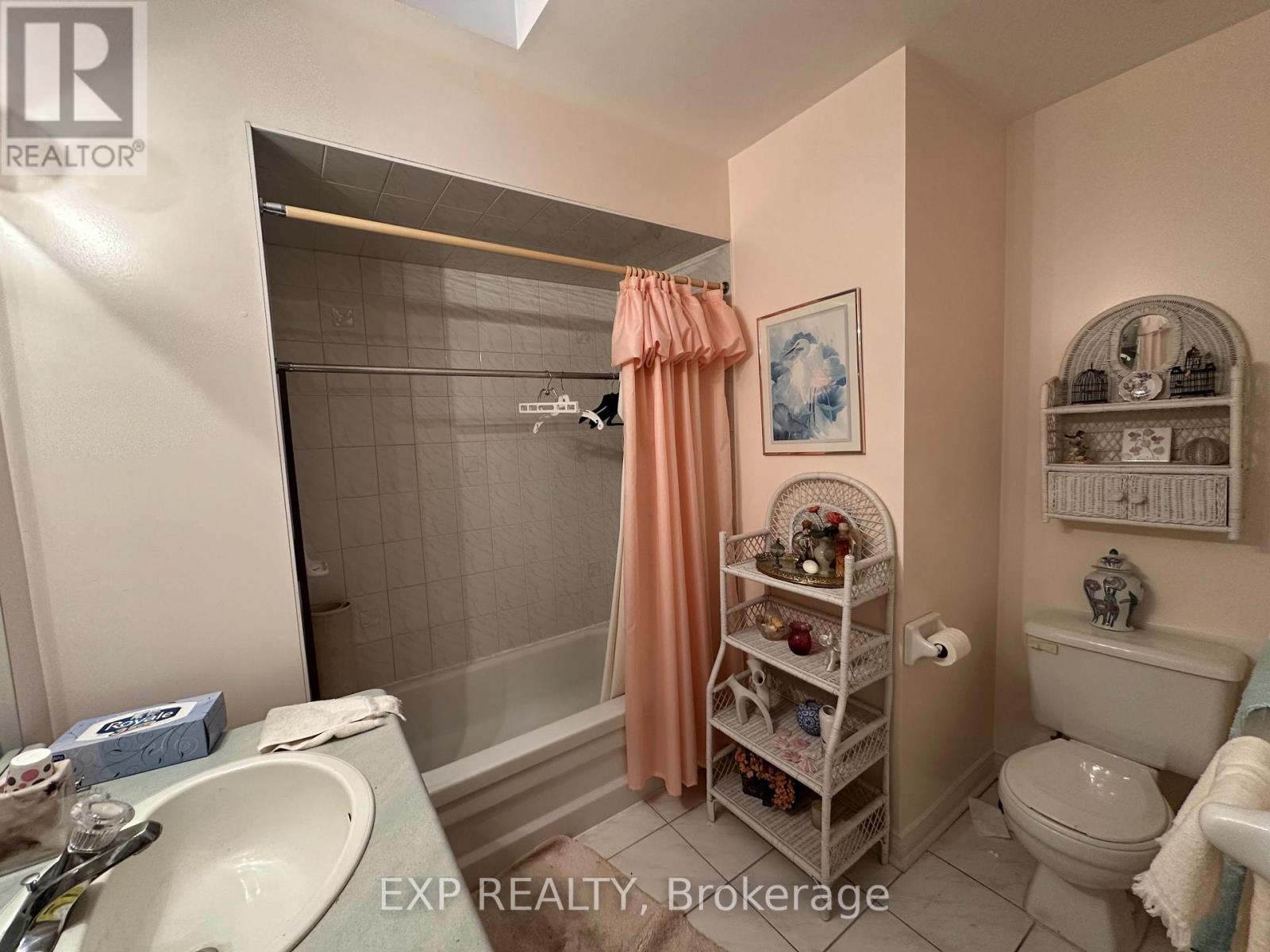 27 Venn Crescent, Toronto, Ontario  M6M 1S5 - Photo 8 - W12643092