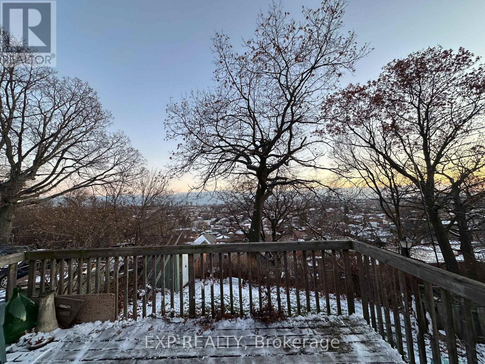 27 Venn Crescent, Toronto, Ontario  M6M 1S5 - Photo 9 - W12643092