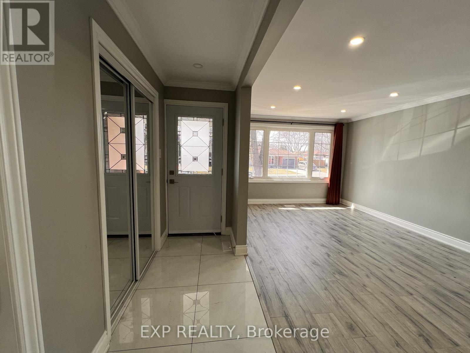 64 Gainsborough Road, Hamilton, Ontario  L8E 1E1 - Photo 4 - X12643016