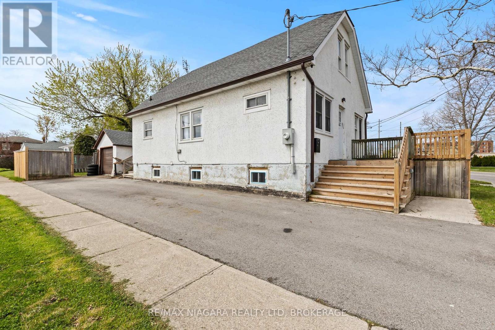 362 Carlton Street, St. Catharines, Ontario  L2M 4W5 - Photo 2 - X12643108