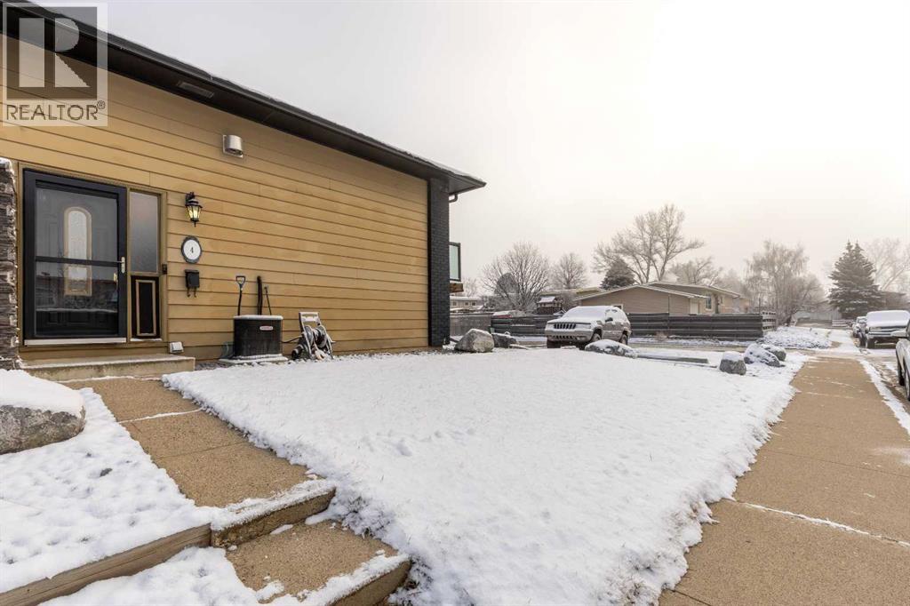 4, 1701 St Edward Boulevard N, Lethbridge, Alberta  T1H 1X2 - Photo 2 - A2272580