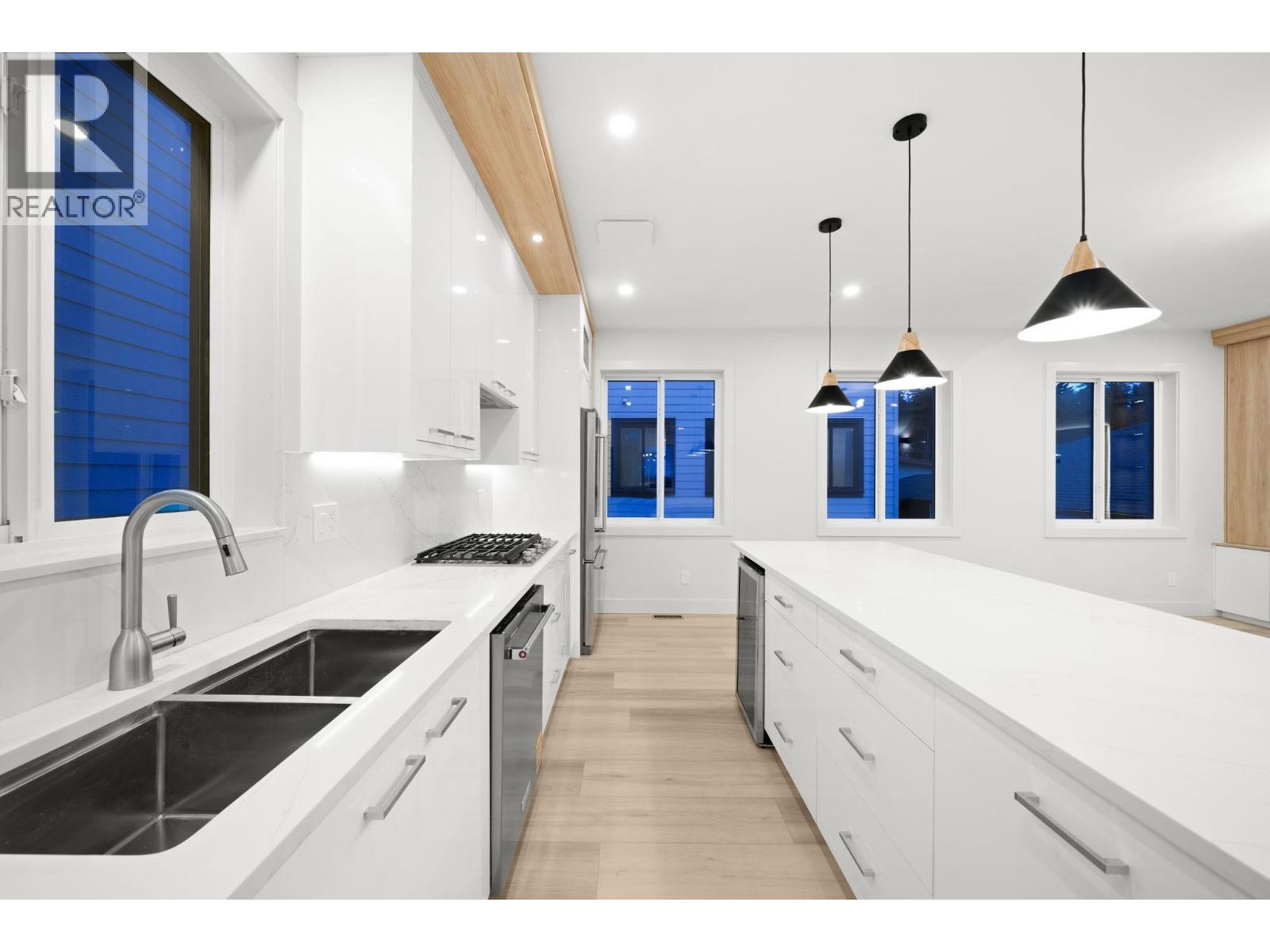 2 3881 Hurst Street, Burnaby, British Columbia  V5J 1M4 - Photo 8 - R3074281