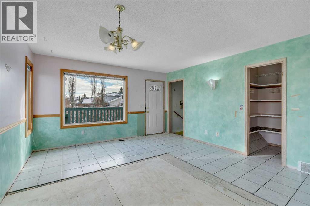 12 Hawkland Crescent Nw, Calgary, Alberta  T3G 3V2 - Photo 9 - A2275567