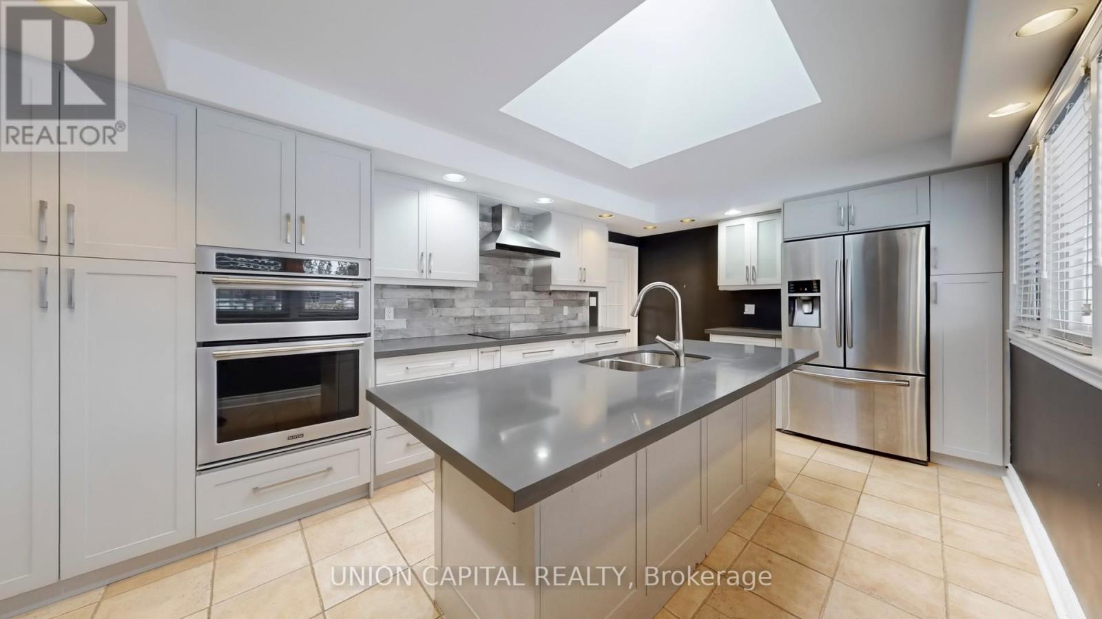 16 Cavalier Crescent, Vaughan, Ontario  L4J 1K5 - Photo 4 - N12643138