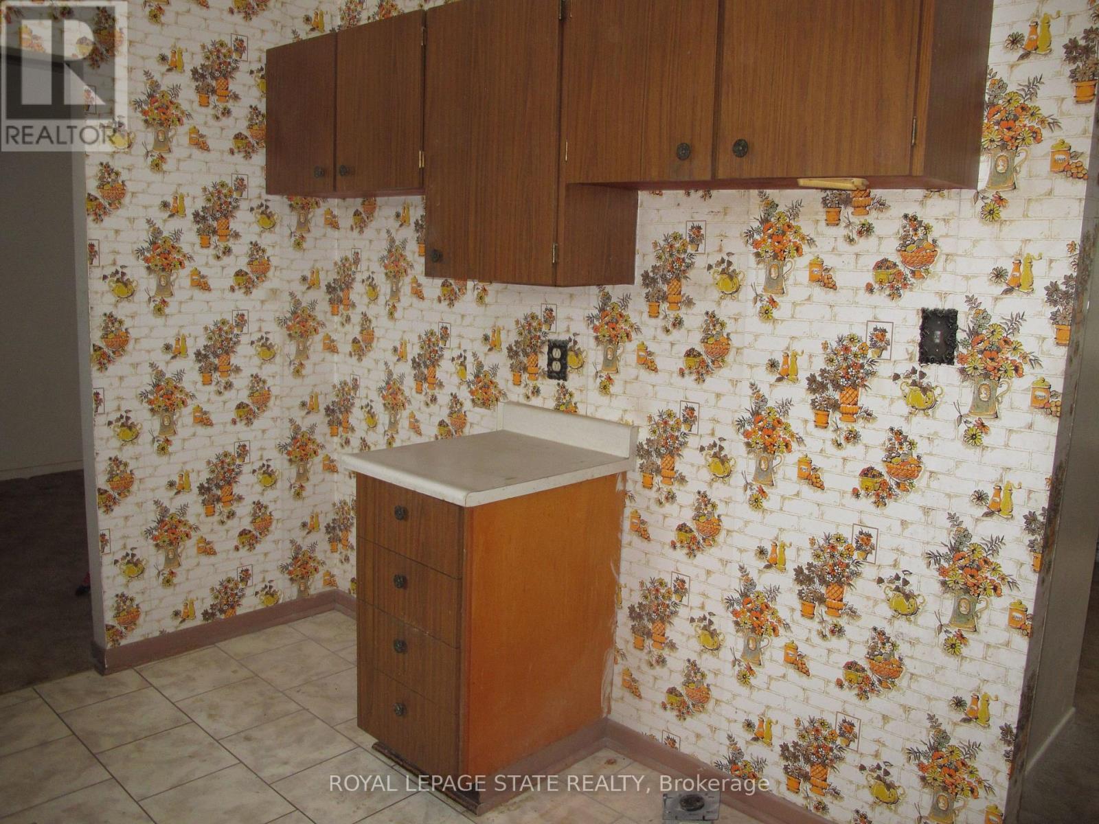 5280 Woodhaven Drive, Burlington, Ontario  L7L 3T4 - Photo 7 - W12643096