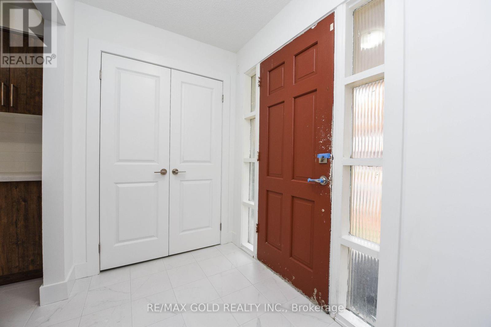 51 Malcolm Crescent, Brampton, Ontario  L6S 3C7 - Photo 2 - W12643112