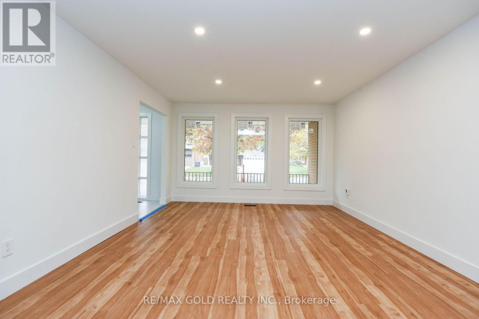 51 Malcolm Crescent, Brampton, Ontario  L6S 3C7 - Photo 3 - W12643112