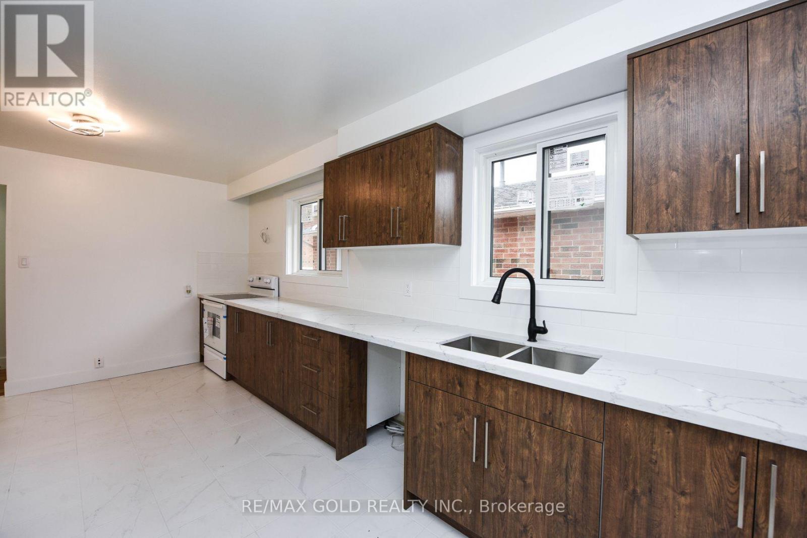 51 Malcolm Crescent, Brampton, Ontario  L6S 3C7 - Photo 5 - W12643112