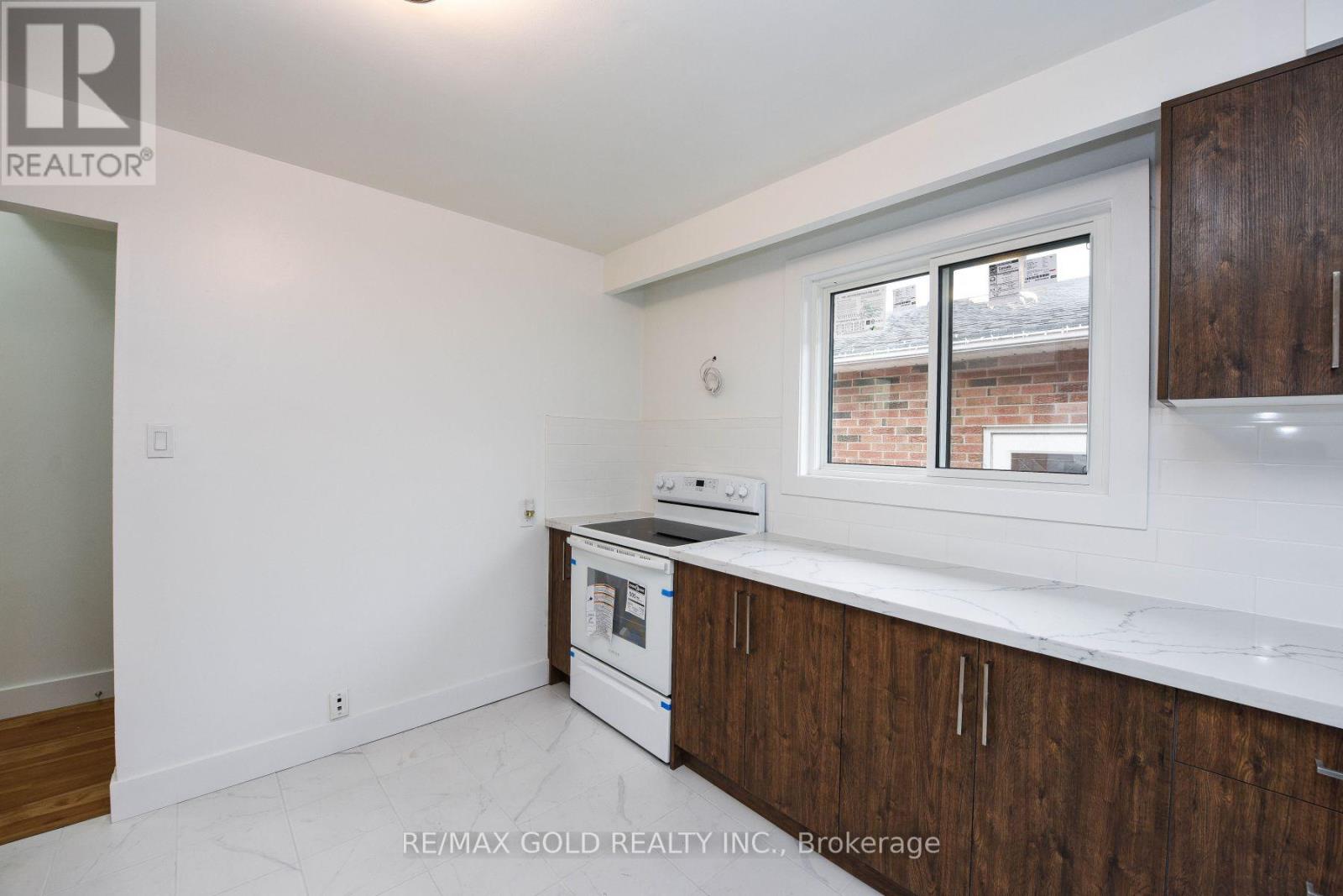 51 Malcolm Crescent, Brampton, Ontario  L6S 3C7 - Photo 6 - W12643112