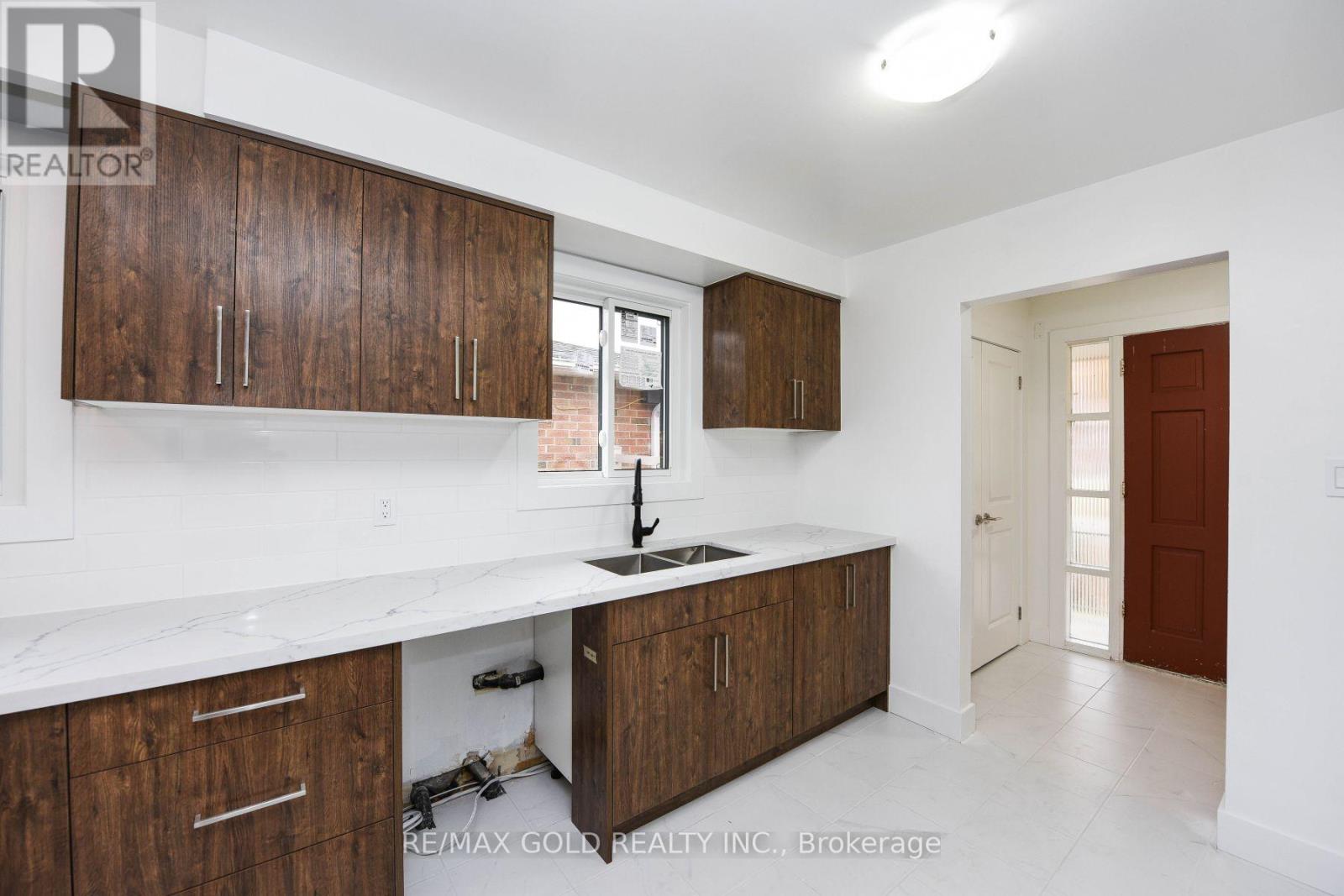 51 Malcolm Crescent, Brampton, Ontario  L6S 3C7 - Photo 7 - W12643112