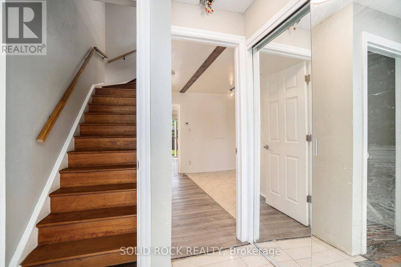 1432 Leigh Crescent, Ottawa, Ontario  K1J 8E4 - Photo 3 - X12381018