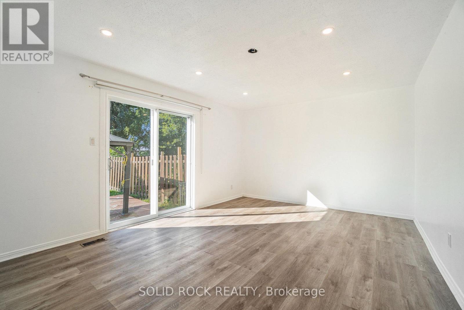 1432 Leigh Crescent, Ottawa, Ontario  K1J 8E4 - Photo 5 - X12381018