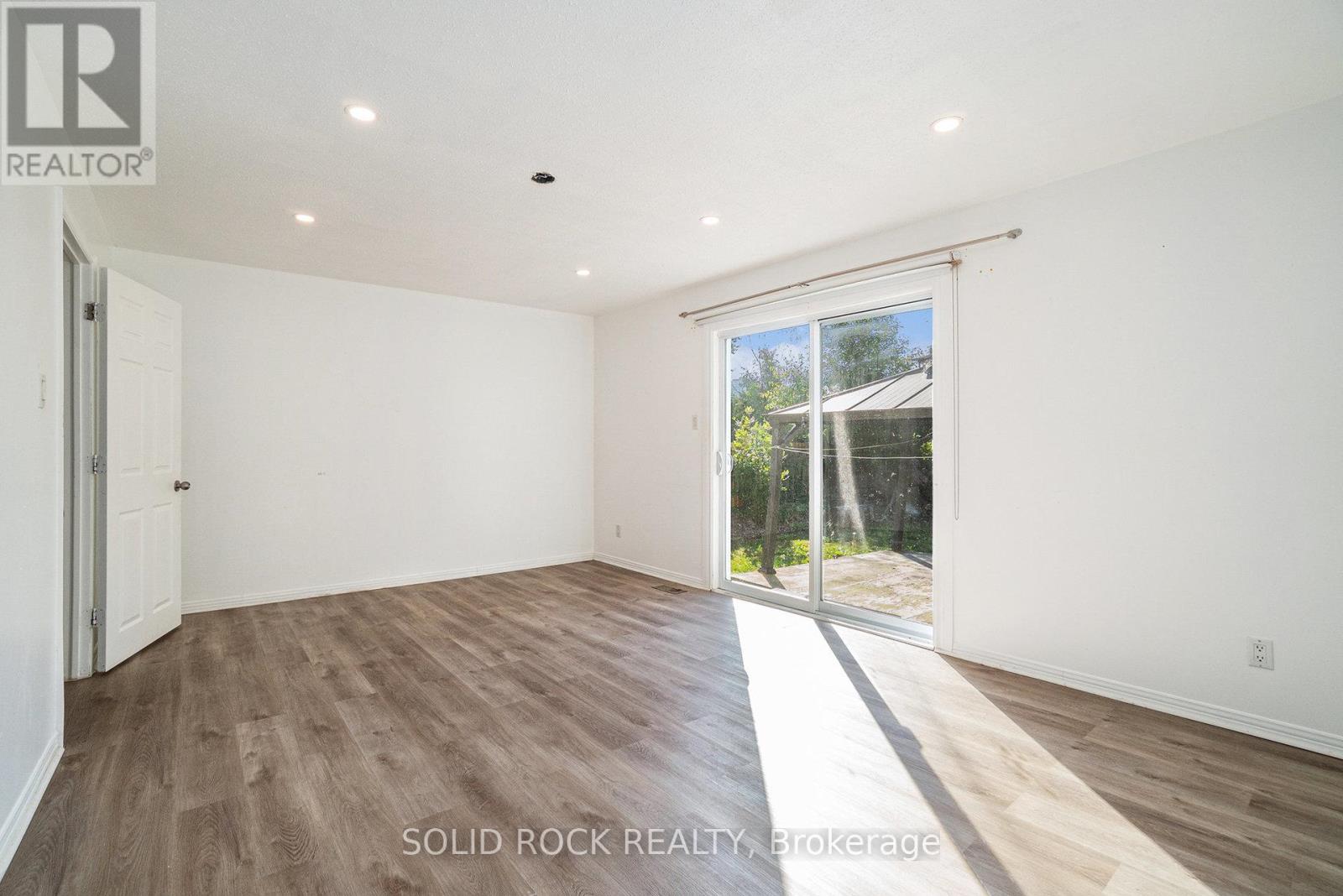 1432 Leigh Crescent, Ottawa, Ontario  K1J 8E4 - Photo 4 - X12381018