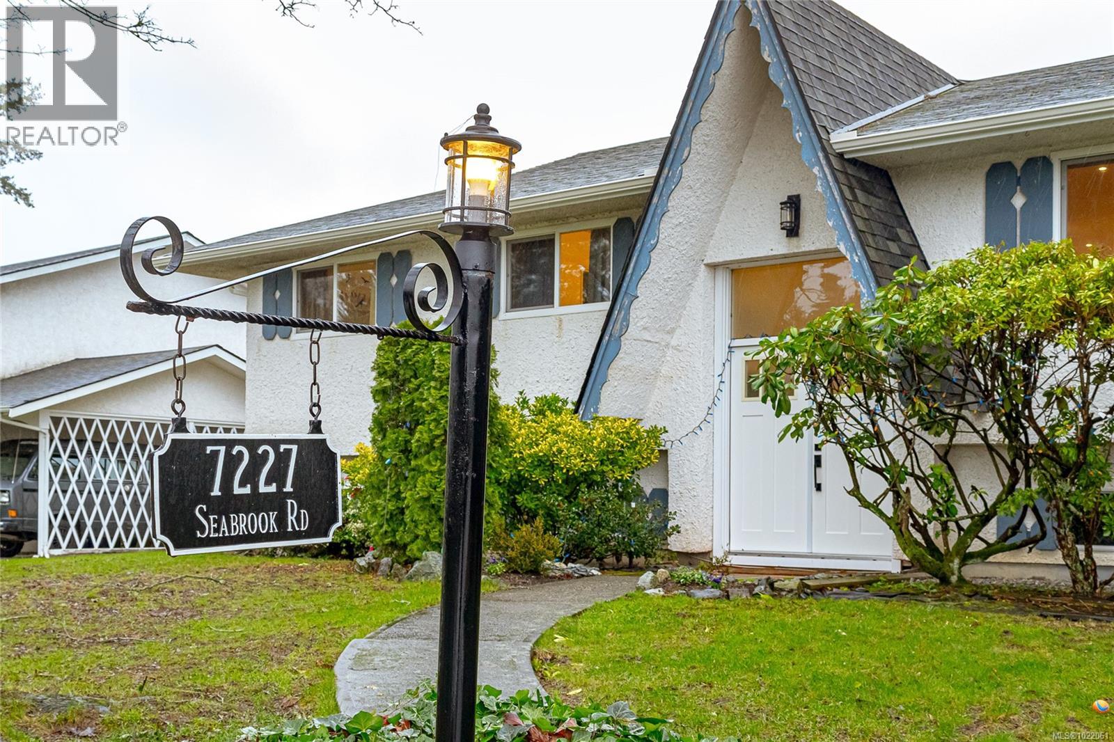 7227 Seabrook Rd, Central Saanich, British Columbia  V8M 1M5 - Photo 2 - 1022061