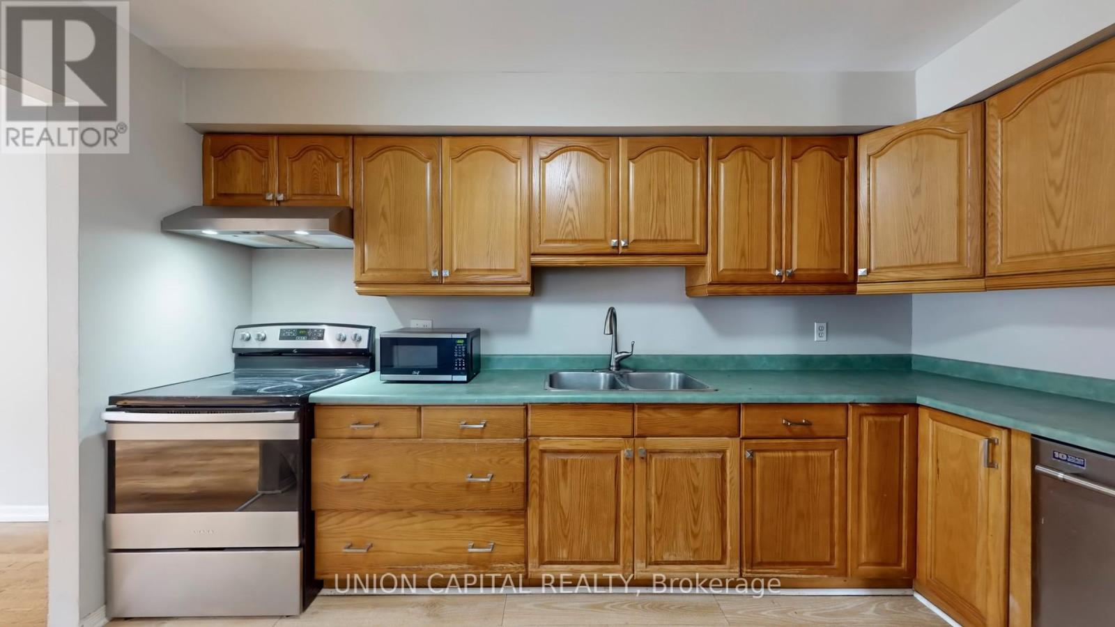 376 Calvert Court, Oshawa, Ontario  L1J 6X7 - Photo 7 - E12643290