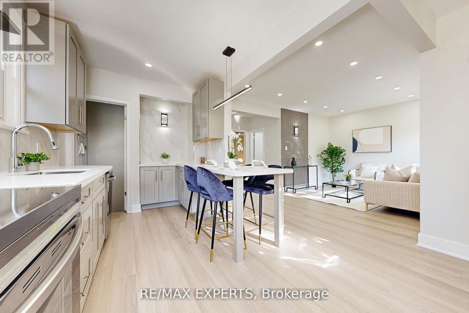 261 HELMER AVENUE, Newmarket, Ontario