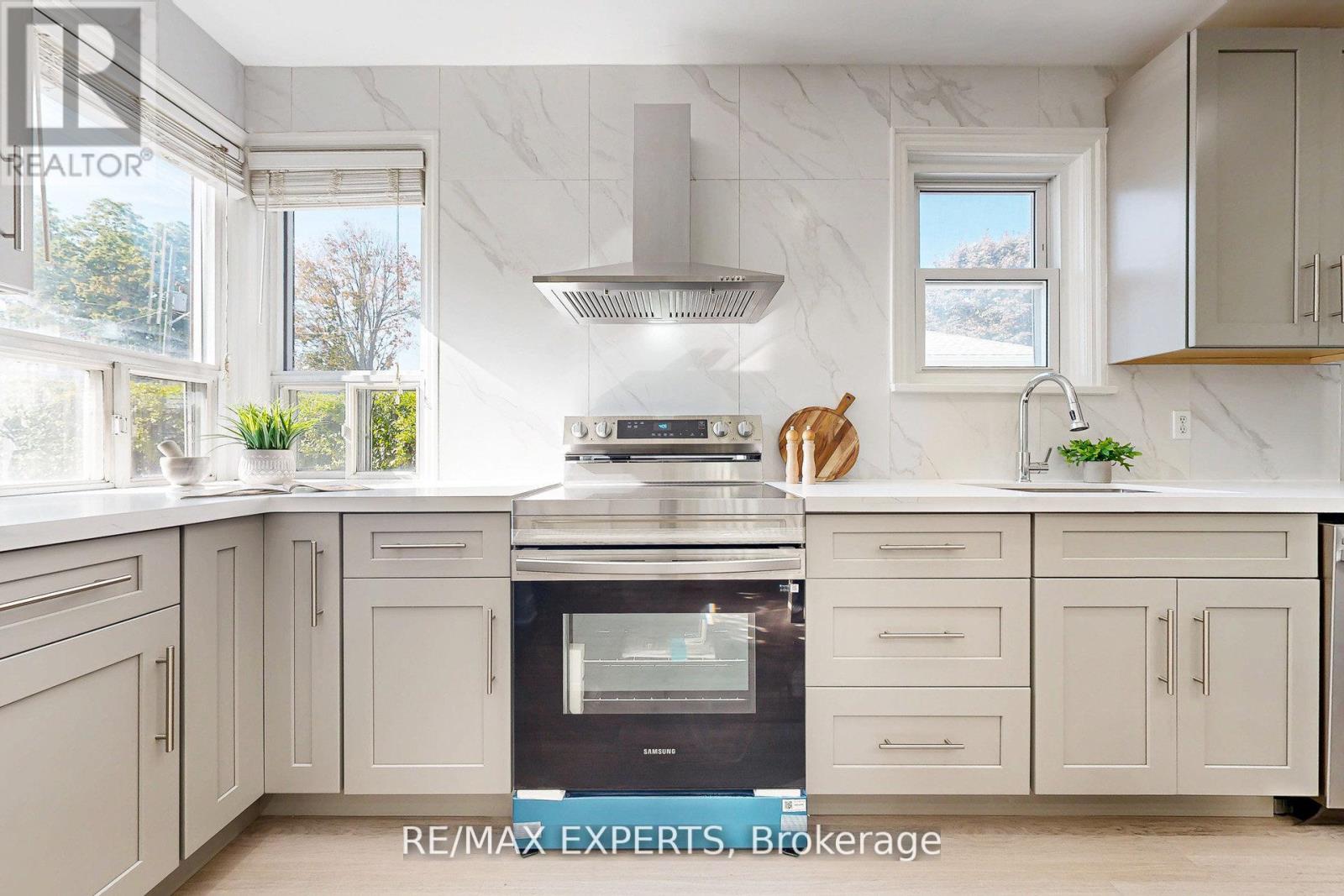 261 Helmer Avenue, Newmarket, Ontario  L3Y 4L8 - Photo 3 - N12643204