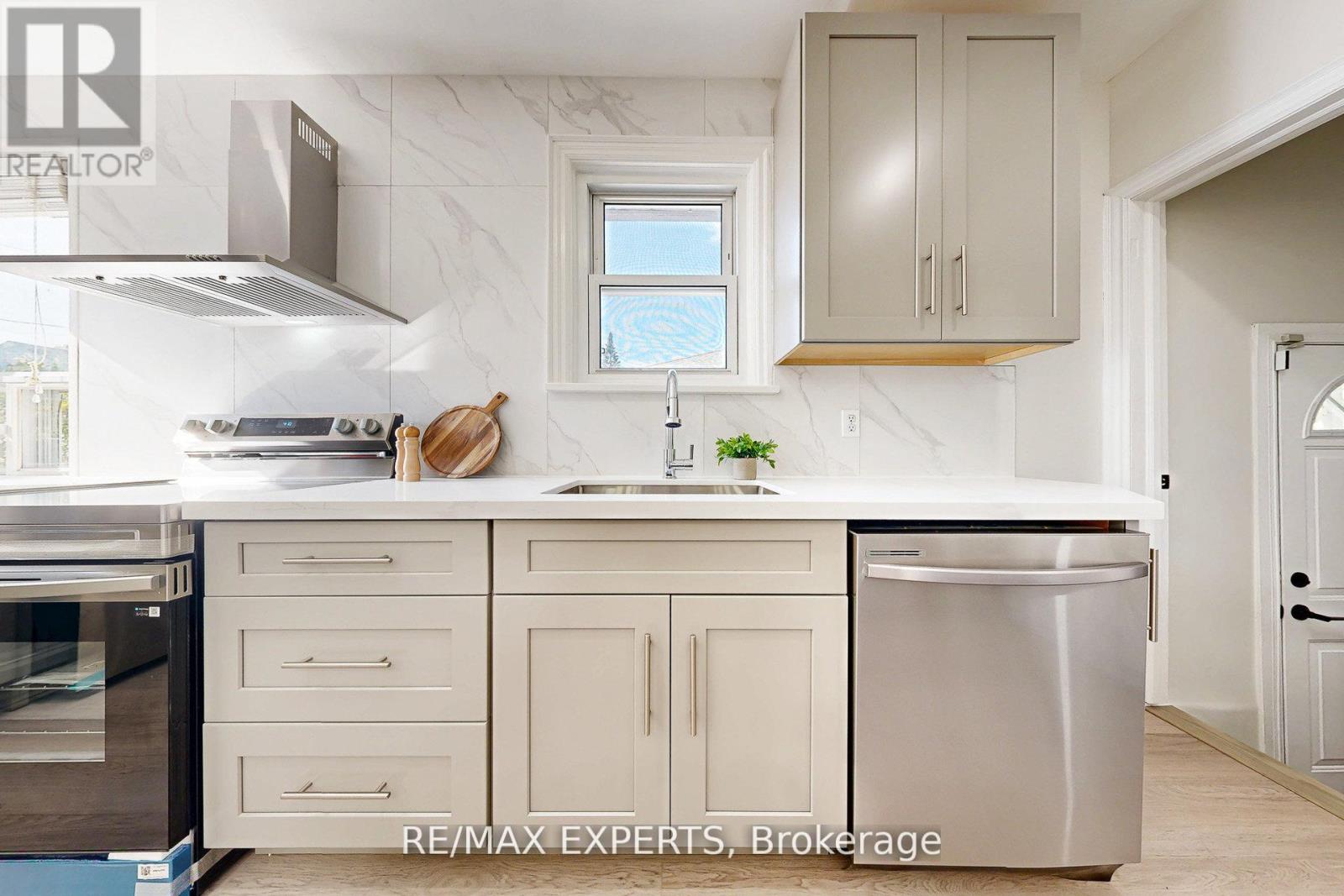 261 Helmer Avenue, Newmarket, Ontario  L3Y 4L8 - Photo 4 - N12643204