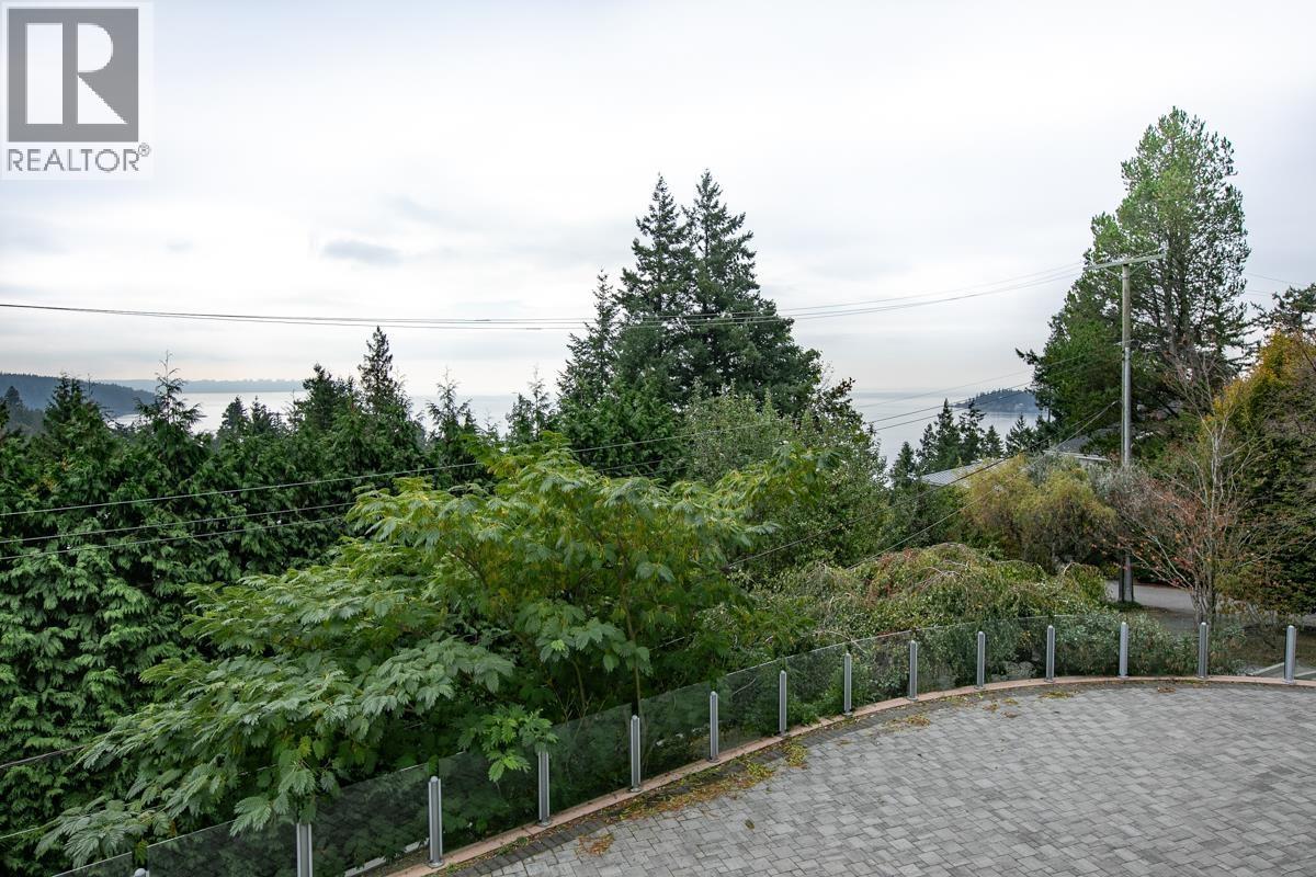 6220 Summit Avenue, West Vancouver, British Columbia  V7W 1Y2 - Photo 2 - R3074189
