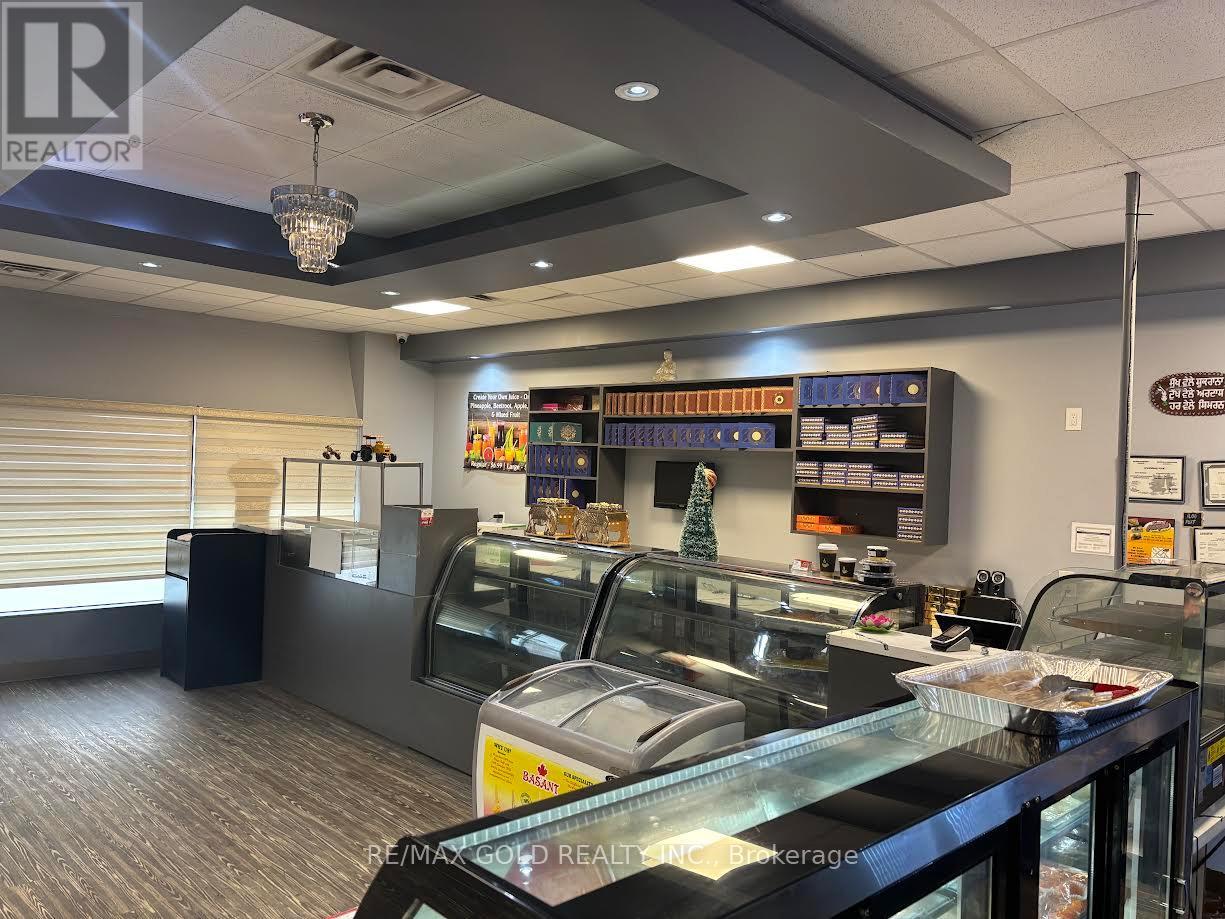 11 - 8 Strathearn Avenue, Brampton, Ontario  L6T 4L9 - Photo 2 - W12643228