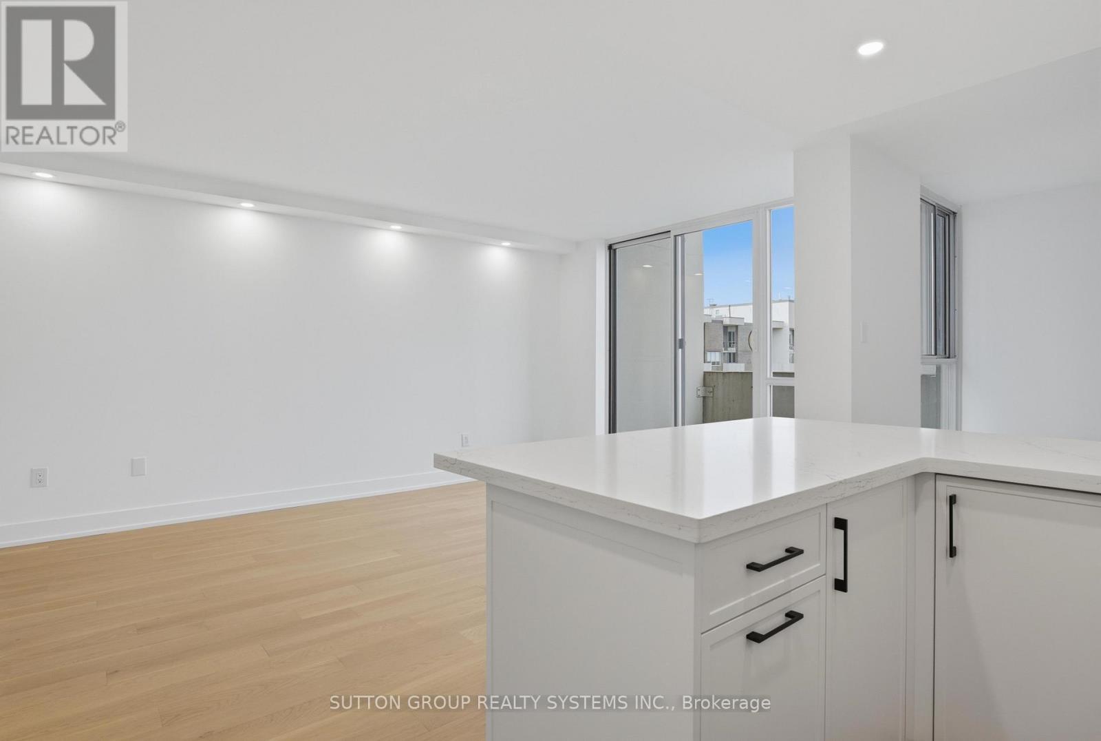 909 - 60 Southport Street, Toronto (High Park-Swansea), Ontario  M6S 3N4 - Photo 10 - W12643252