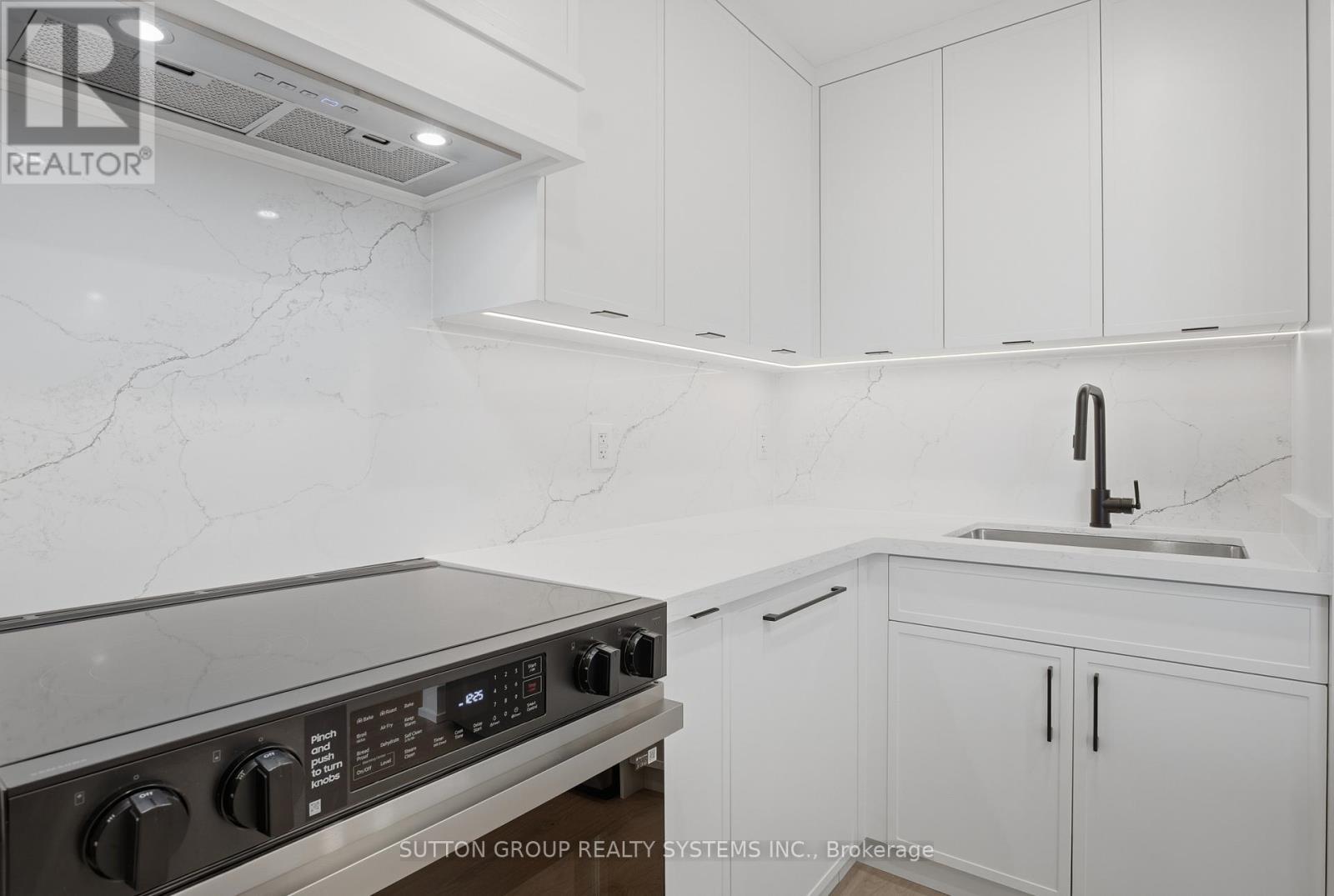 909 - 60 Southport Street, Toronto (High Park-Swansea), Ontario  M6S 3N4 - Photo 13 - W12643252