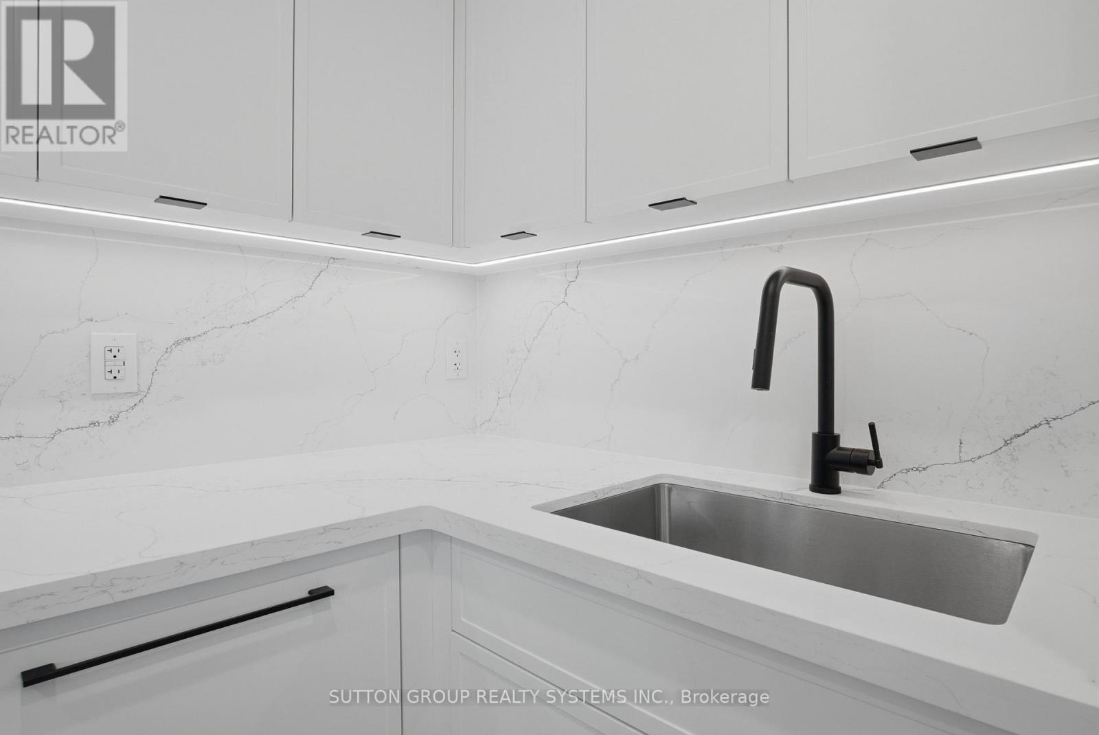 909 - 60 Southport Street, Toronto (High Park-Swansea), Ontario  M6S 3N4 - Photo 16 - W12643252