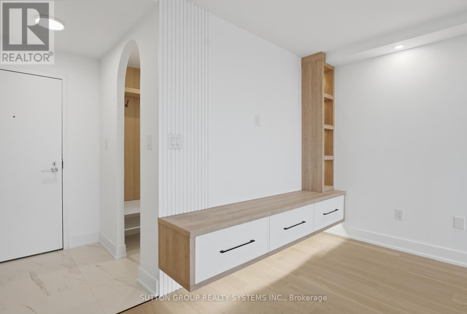 909 - 60 Southport Street, Toronto (High Park-Swansea), Ontario  M6S 3N4 - Photo 2 - W12643252