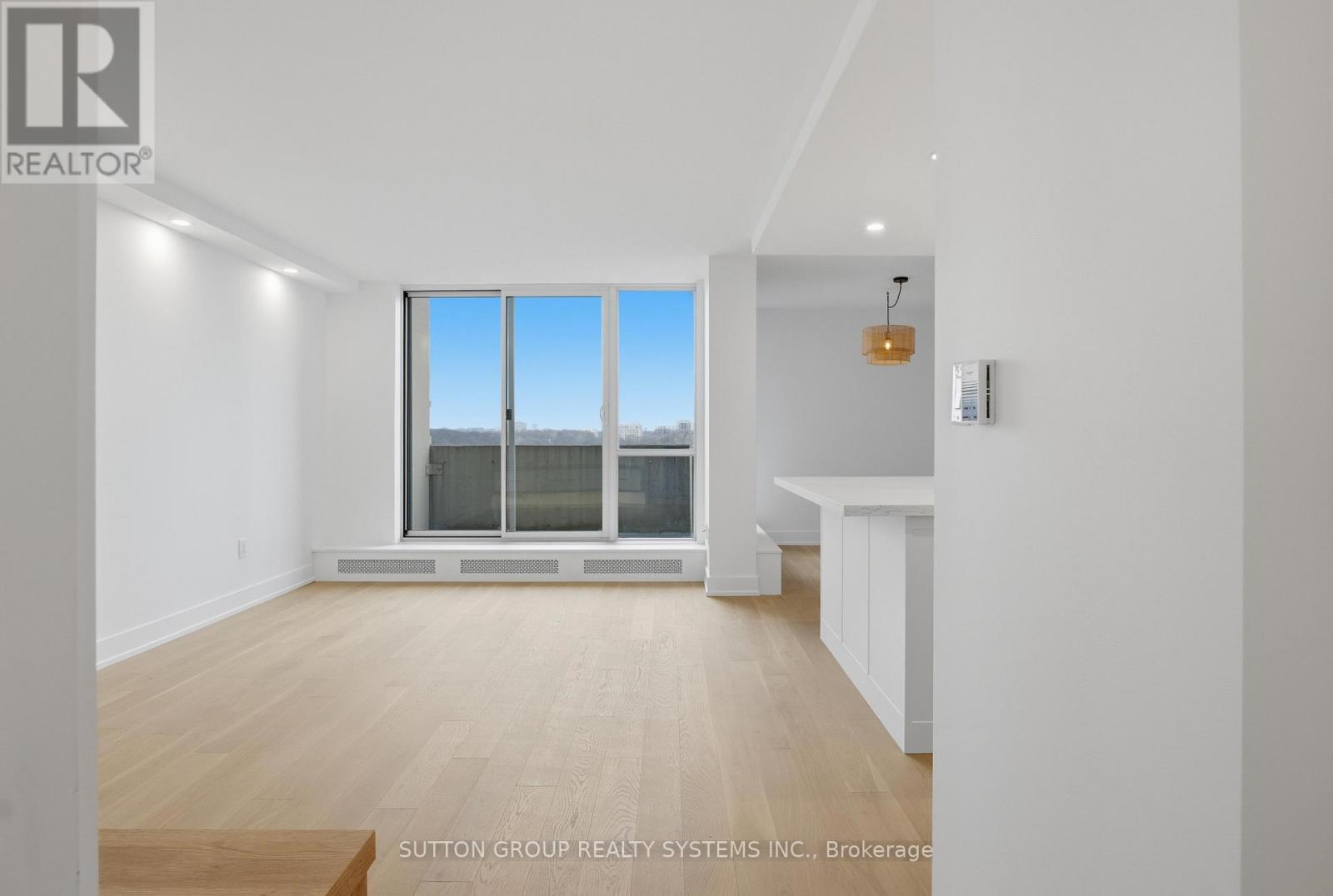 909 - 60 Southport Street, Toronto (High Park-Swansea), Ontario  M6S 3N4 - Photo 4 - W12643252