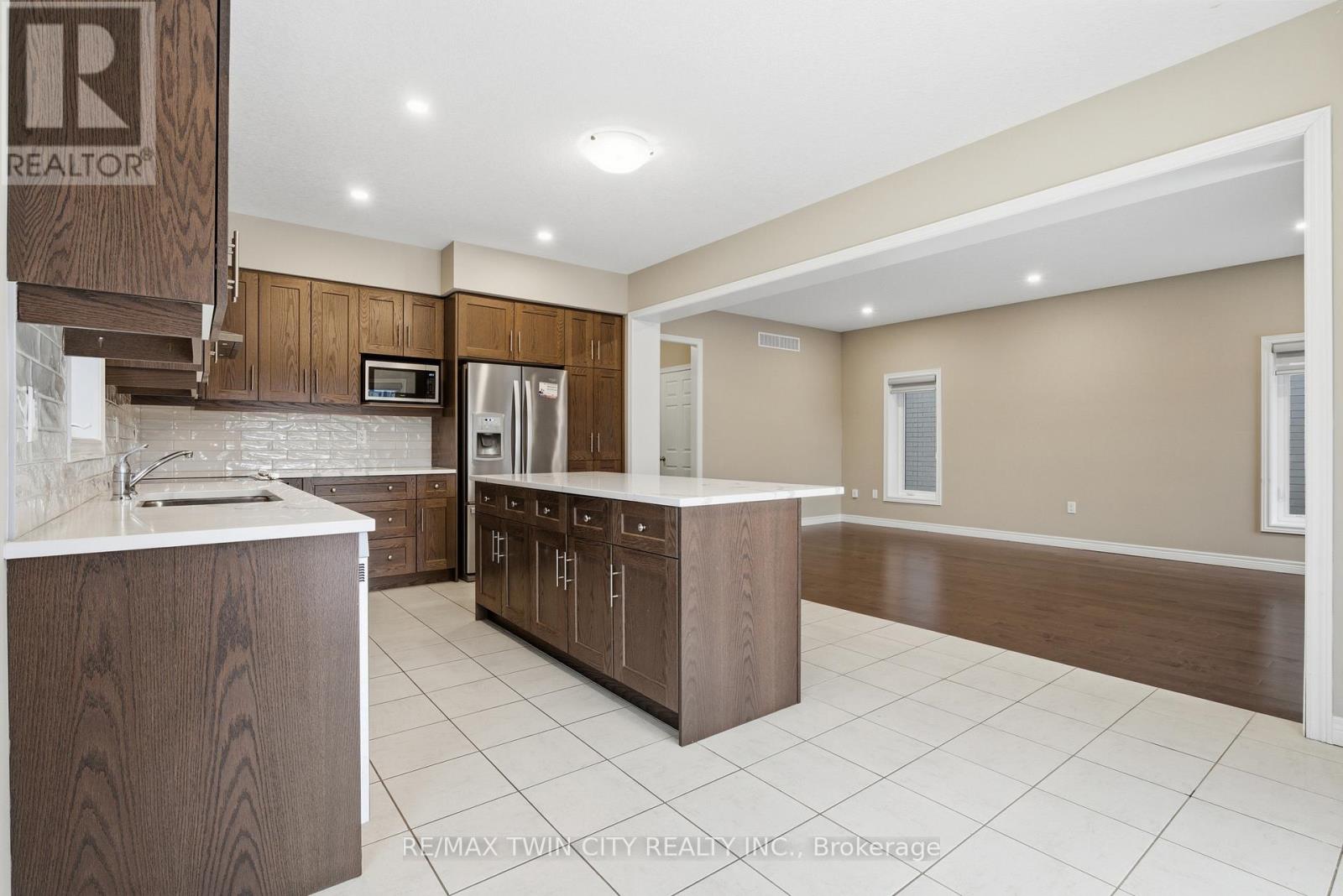 126 Tartan Avenue, Kitchener, Ontario  N2R 0N4 - Photo 12 - X12643294