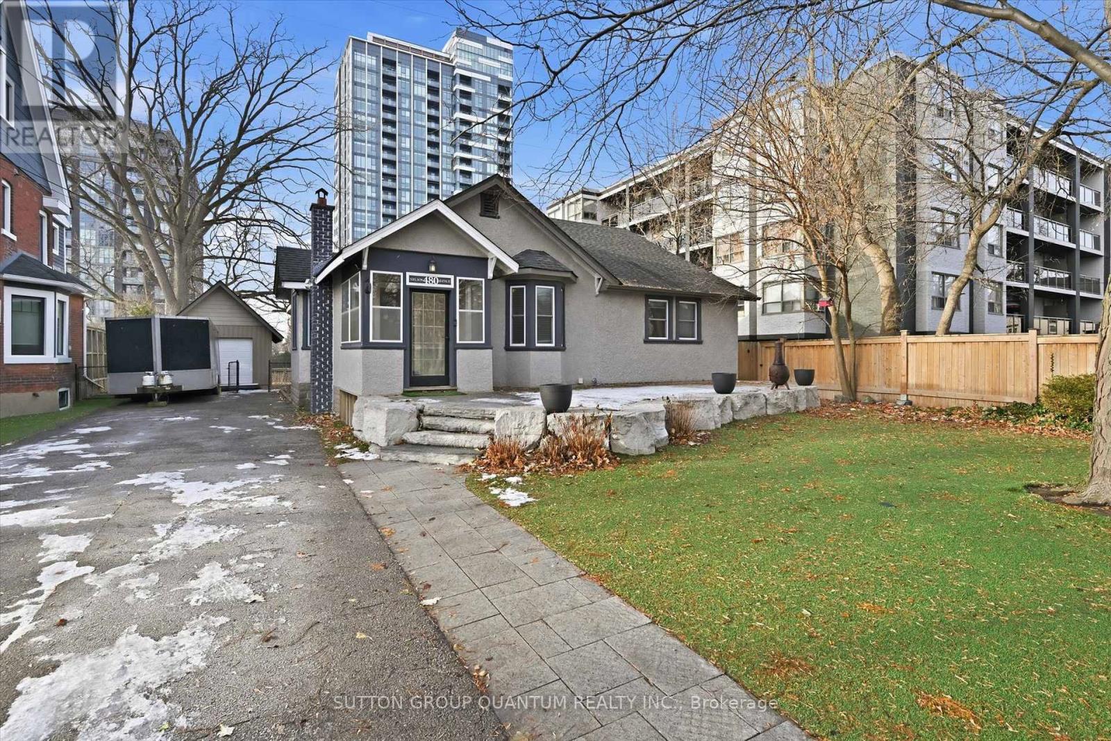 480 Nelson Avenue, Burlington, Ontario  L7S 1N5 - Photo 2 - W12643328