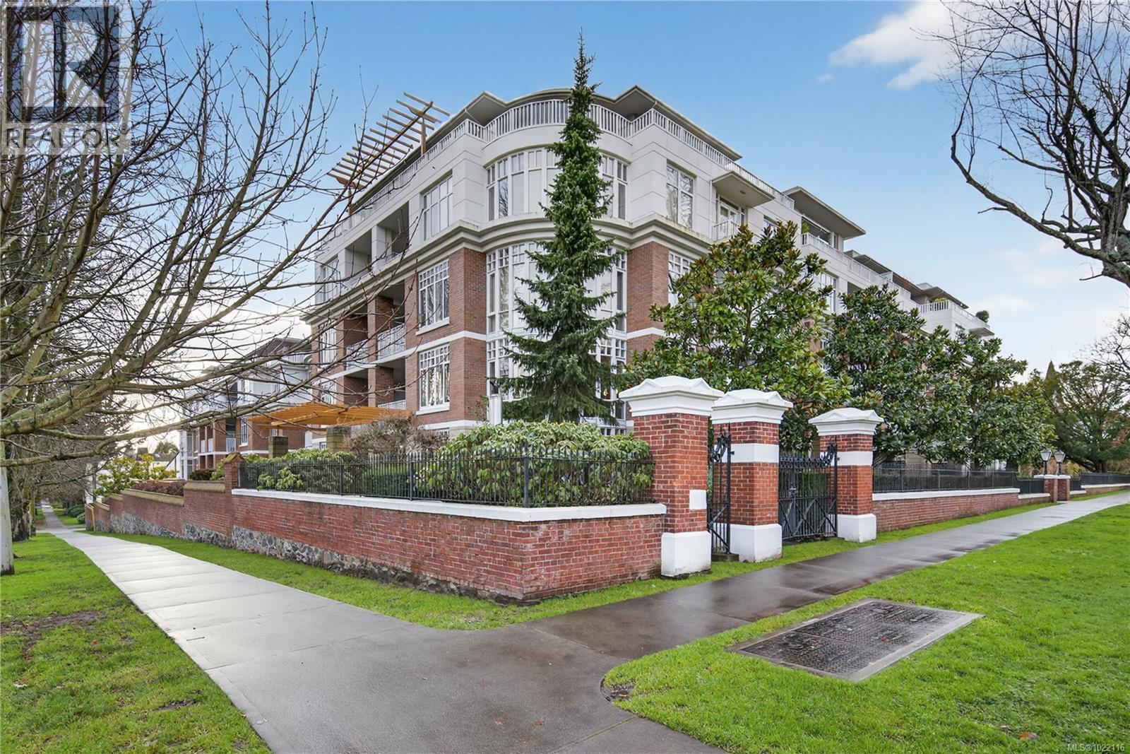 415 999 Burdett Ave, Victoria, British Columbia