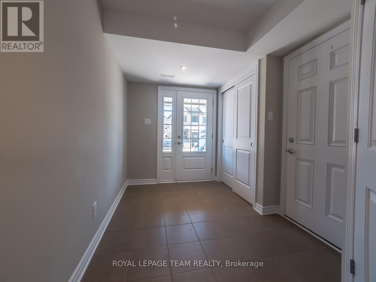 210 Halyard Way, Ottawa, Ontario  K2T 0L1 - Photo 2 - X12643384