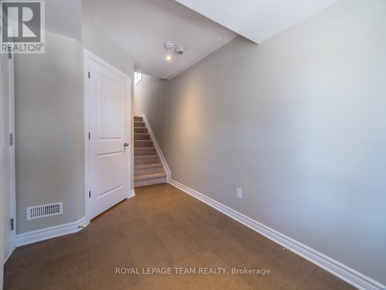 210 Halyard Way, Ottawa, Ontario  K2T 0L1 - Photo 3 - X12643384