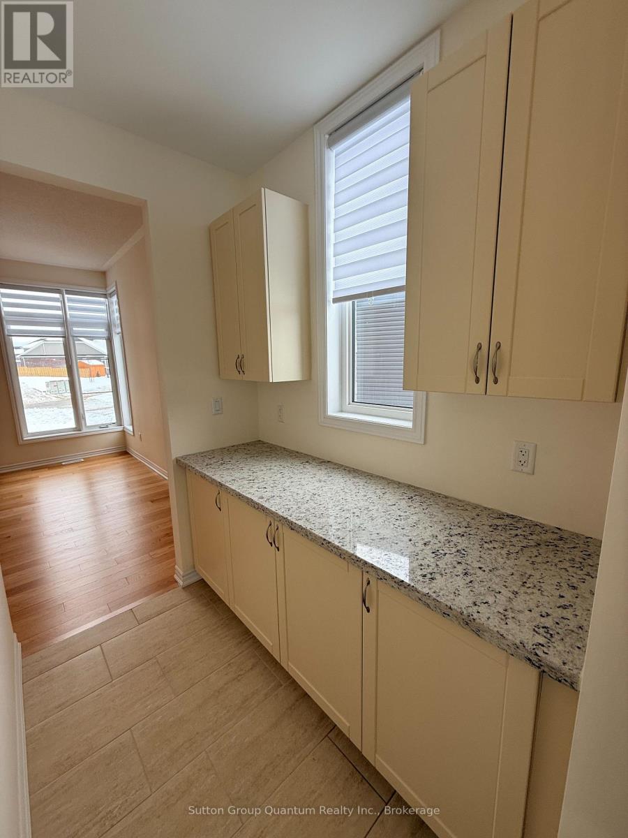 174 Rosanne Circle, Wasaga Beach, Ontario  L9Z 1J7 - Photo 4 - S12643450