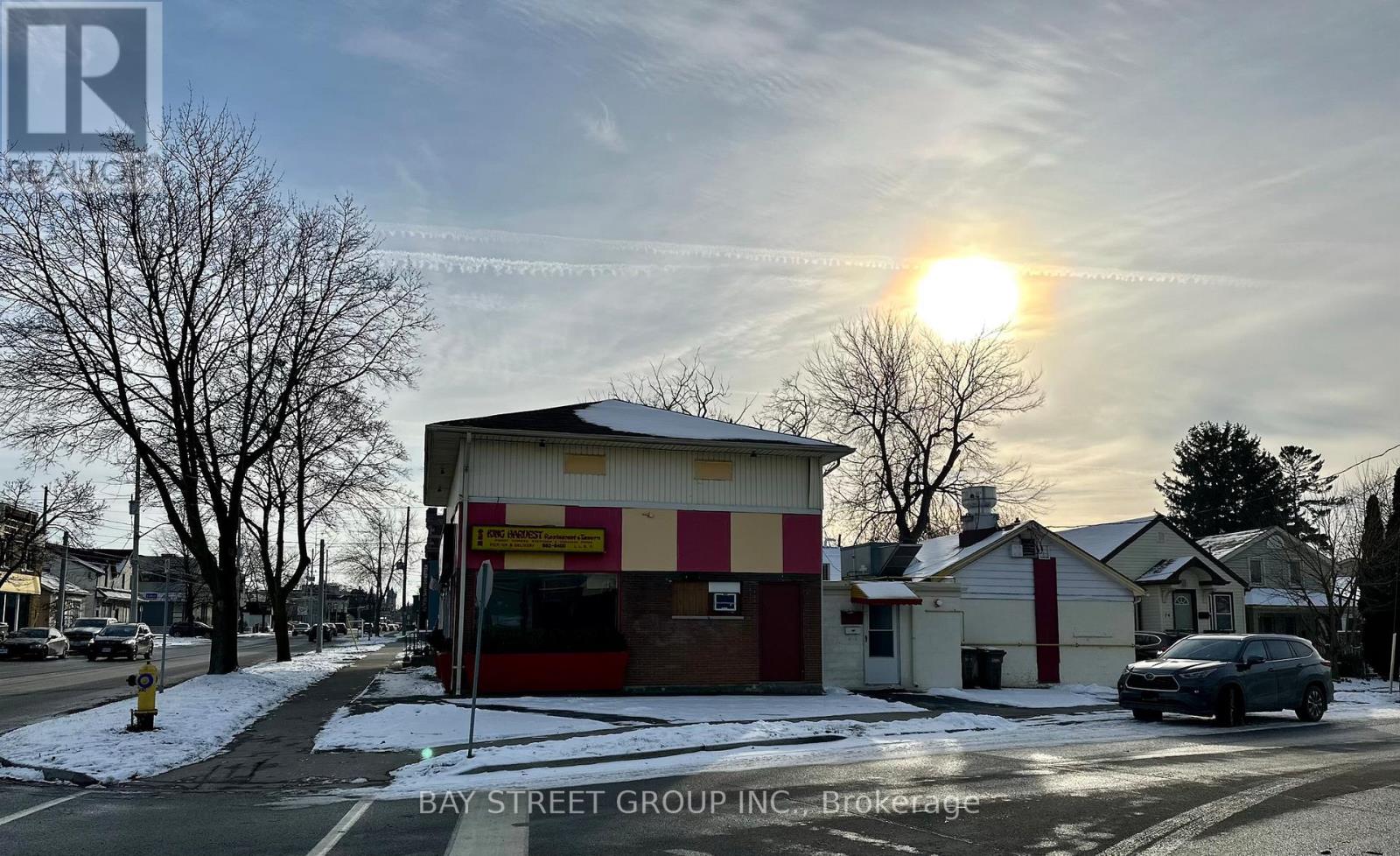 99 Lake Street, St. Catharines, Ontario  L2R 5X5 - Photo 3 - X12643402