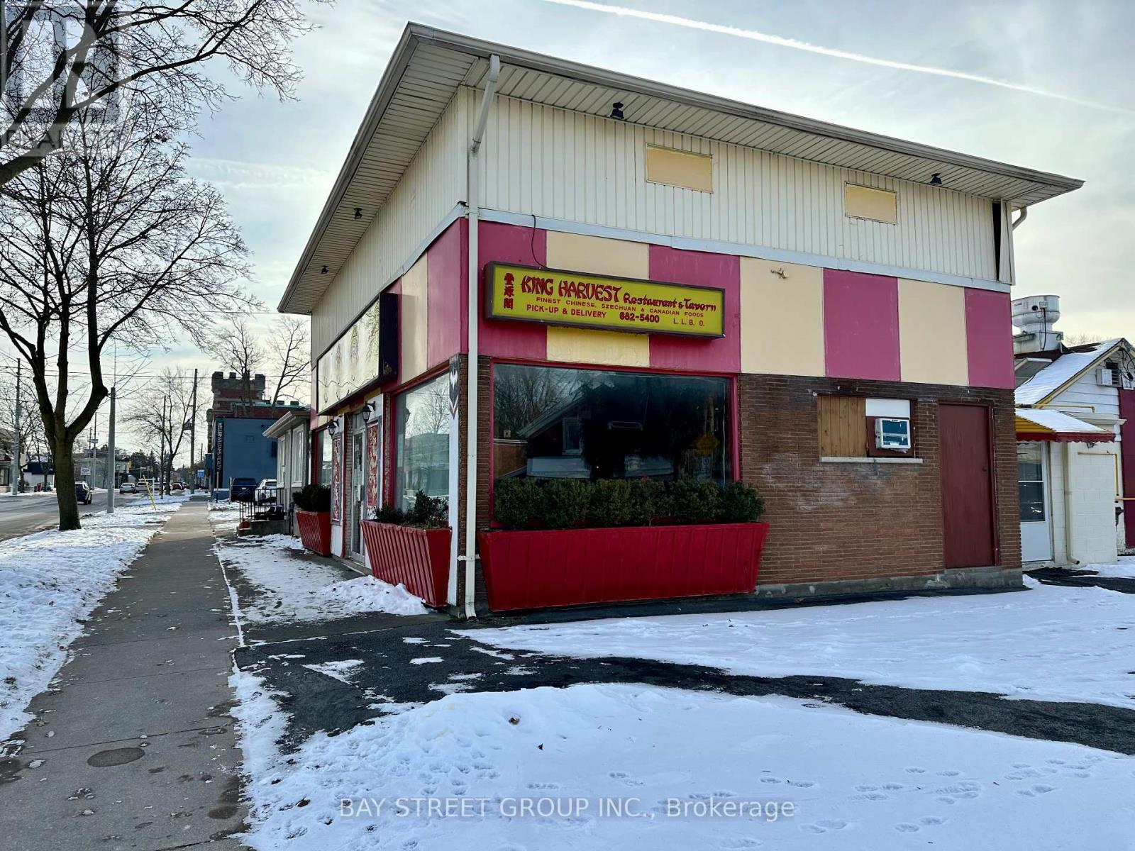 99 Lake Street, St. Catharines, Ontario  L2R 5X5 - Photo 4 - X12643402