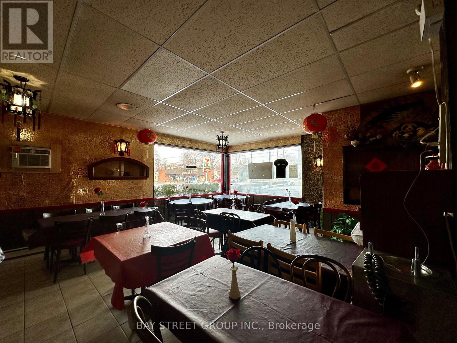 99 Lake Street, St. Catharines, Ontario  L2R 5X5 - Photo 5 - X12643402