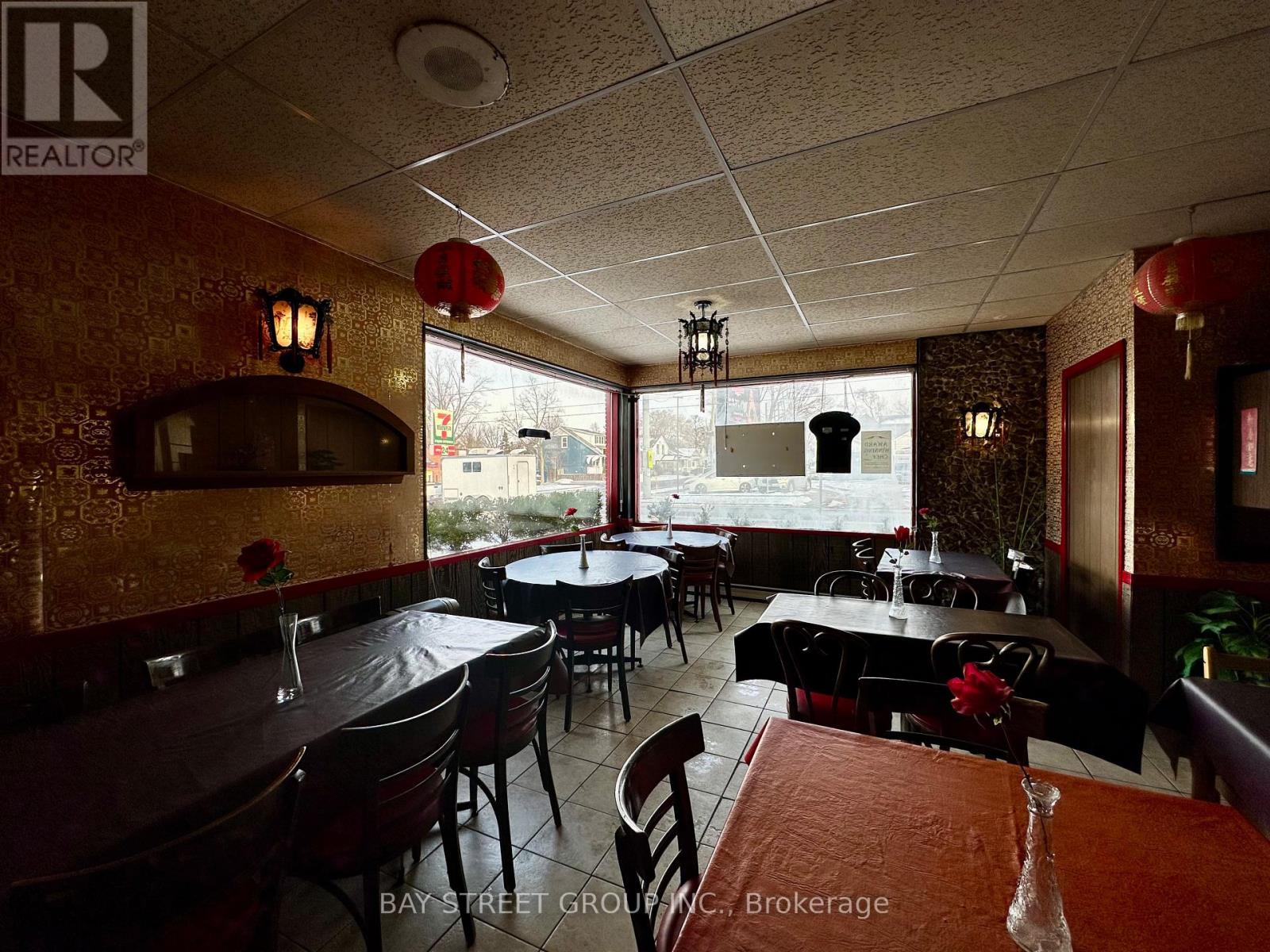 99 Lake Street, St. Catharines, Ontario  L2R 5X5 - Photo 7 - X12643402