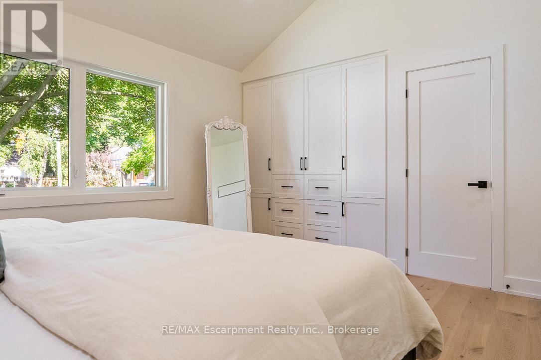 2282 Fairleigh Place, Burlington, Ontario  L7R 1G7 - Photo 15 - W12453856