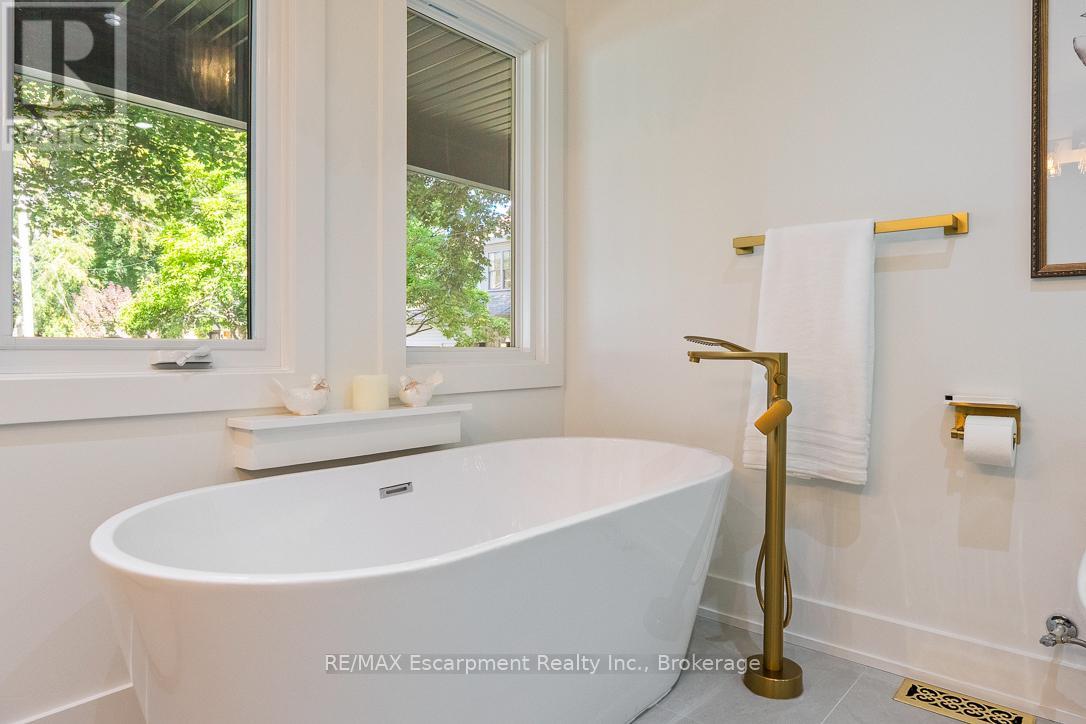 2282 Fairleigh Place, Burlington, Ontario  L7R 1G7 - Photo 17 - W12453856