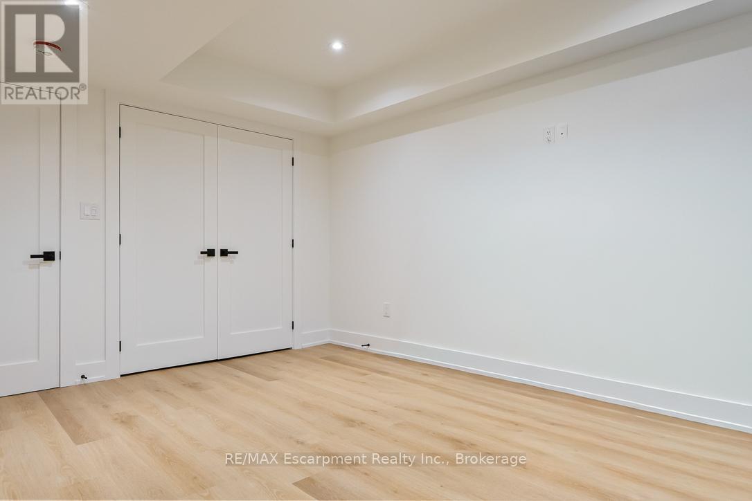 2282 Fairleigh Place, Burlington, Ontario  L7R 1G7 - Photo 23 - W12453856