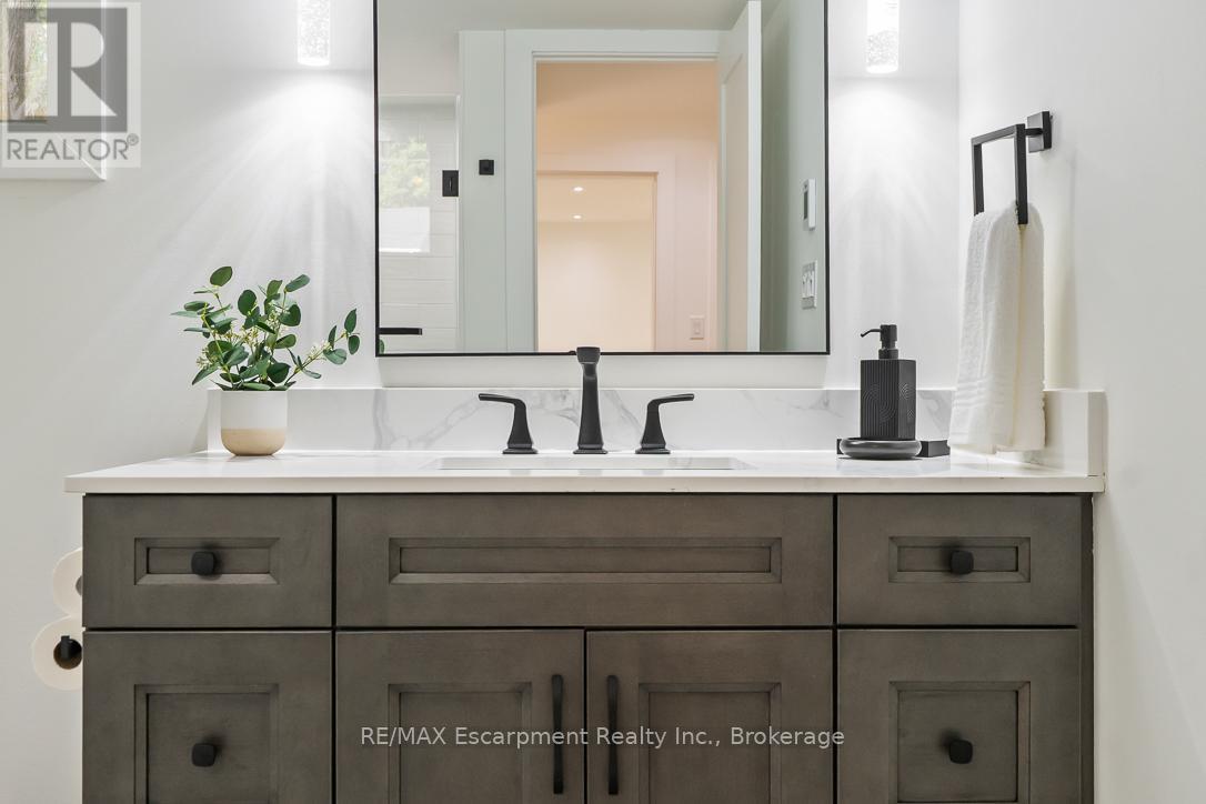 2282 Fairleigh Place, Burlington, Ontario  L7R 1G7 - Photo 24 - W12453856