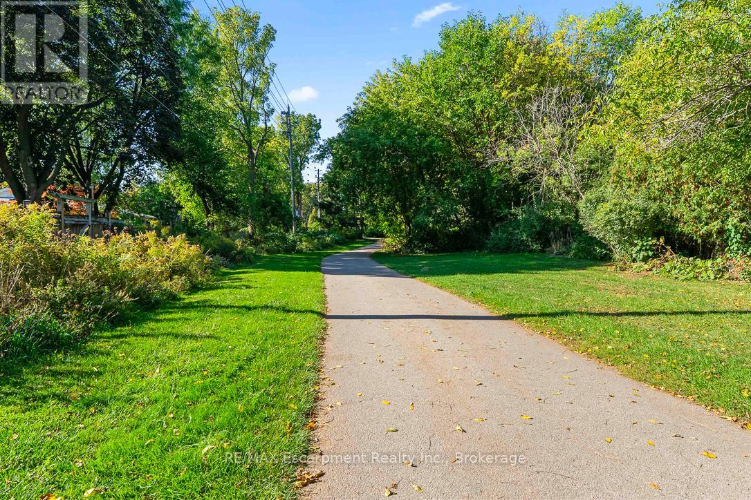 2282 Fairleigh Place, Burlington, Ontario  L7R 1G7 - Photo 33 - W12453856